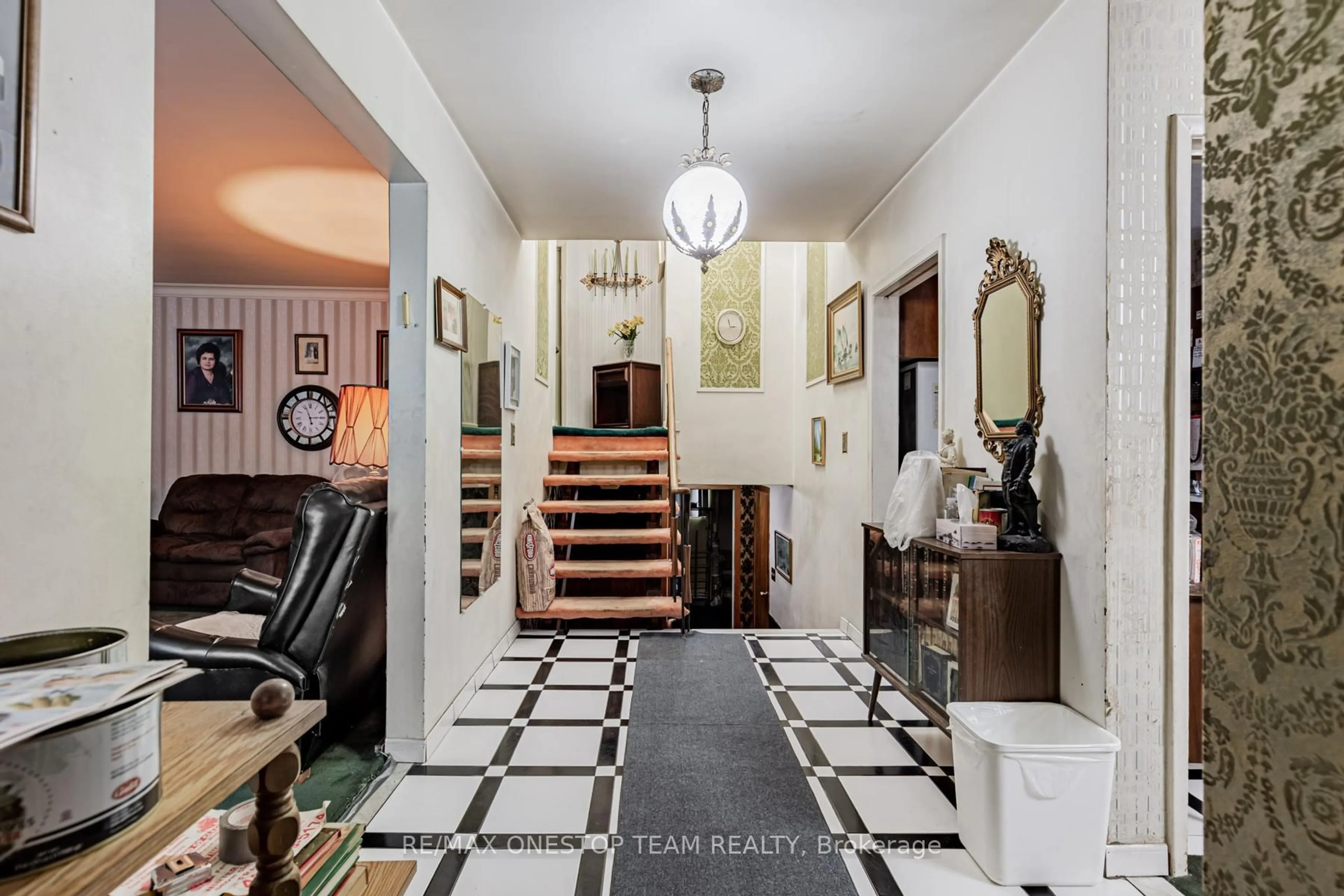 Indoor foyer for 344 Pleasant Ave, Toronto Ontario M2R 2R4