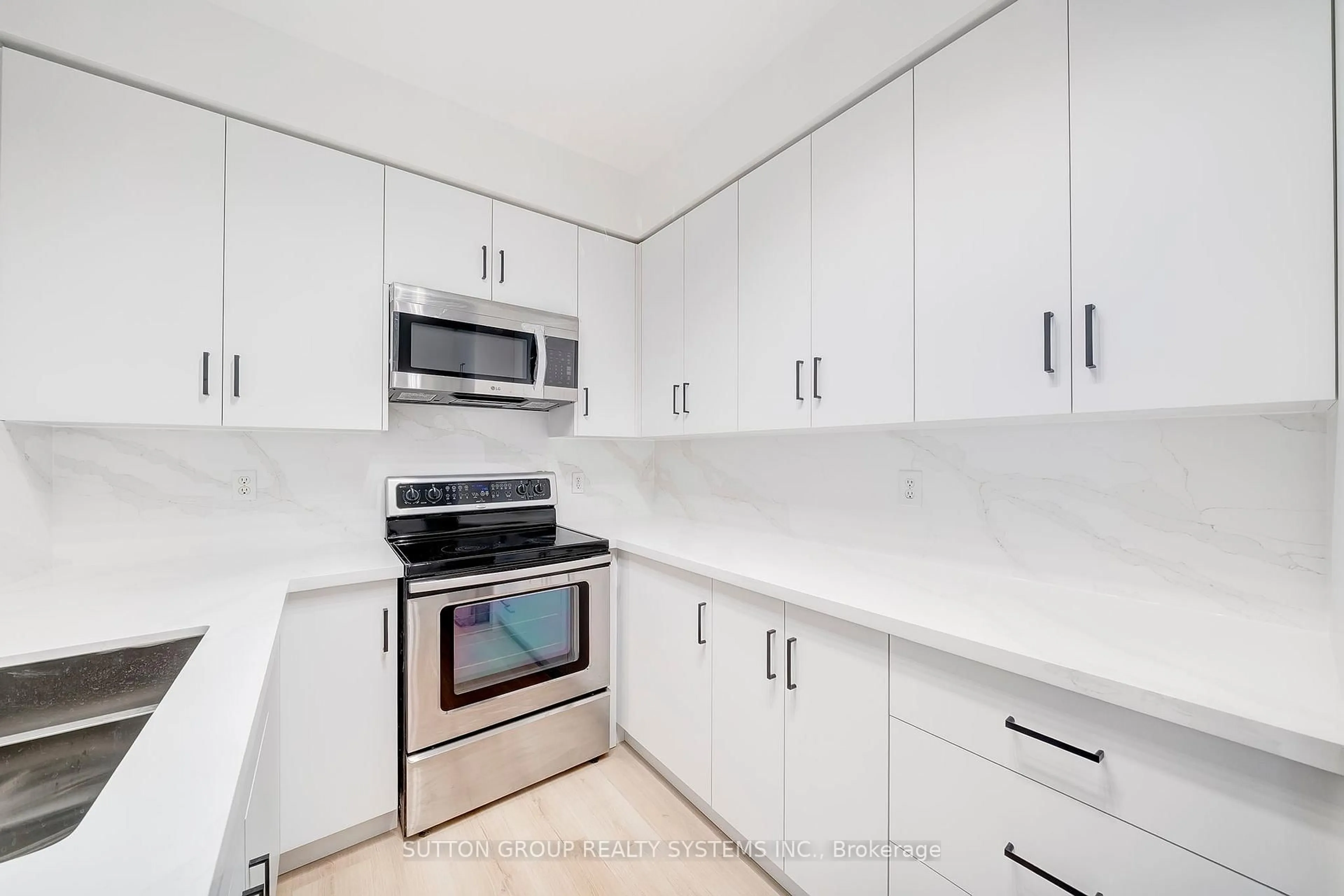 Standard kitchen, ceramic/tile floor for 7 Lorraine Dr #LPH 5, Toronto Ontario M2N 7H2