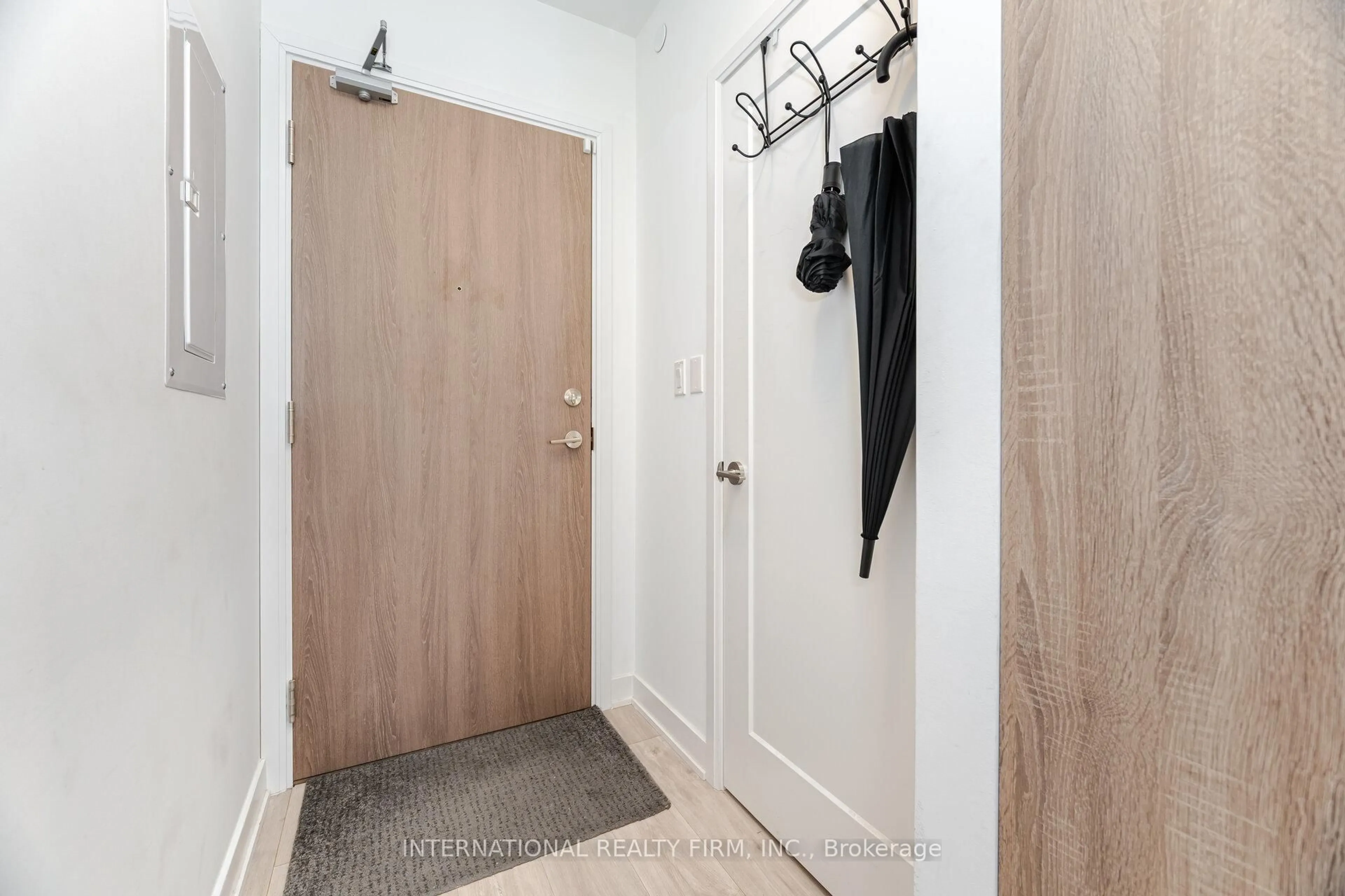 Indoor entryway for 27 Bathurst St #1012, Toronto Ontario M5V 2P1