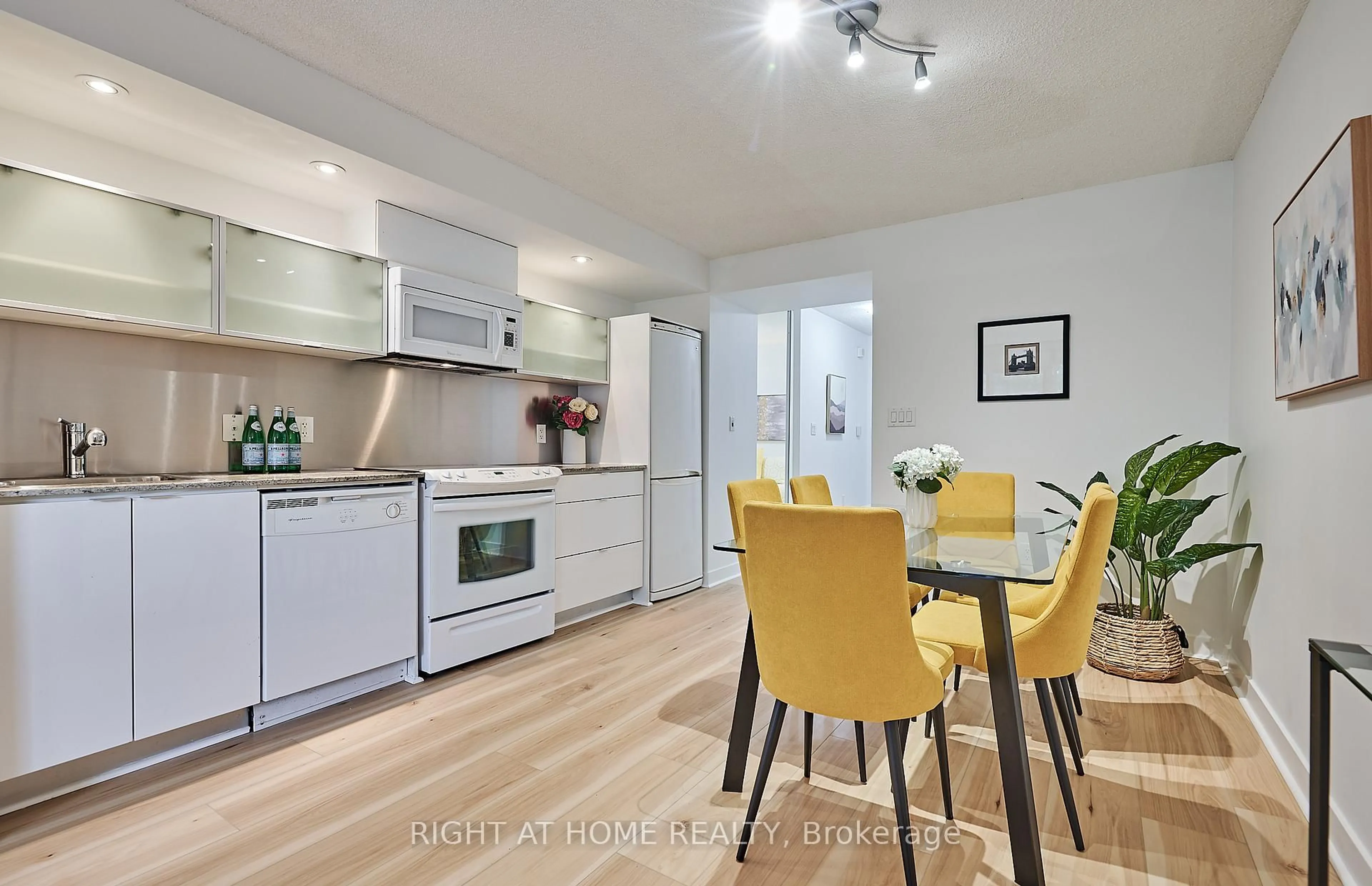 Open concept kitchen, wood/laminate floor for 4K Spadina Ave #323, Toronto Ontario M5V 3Y9