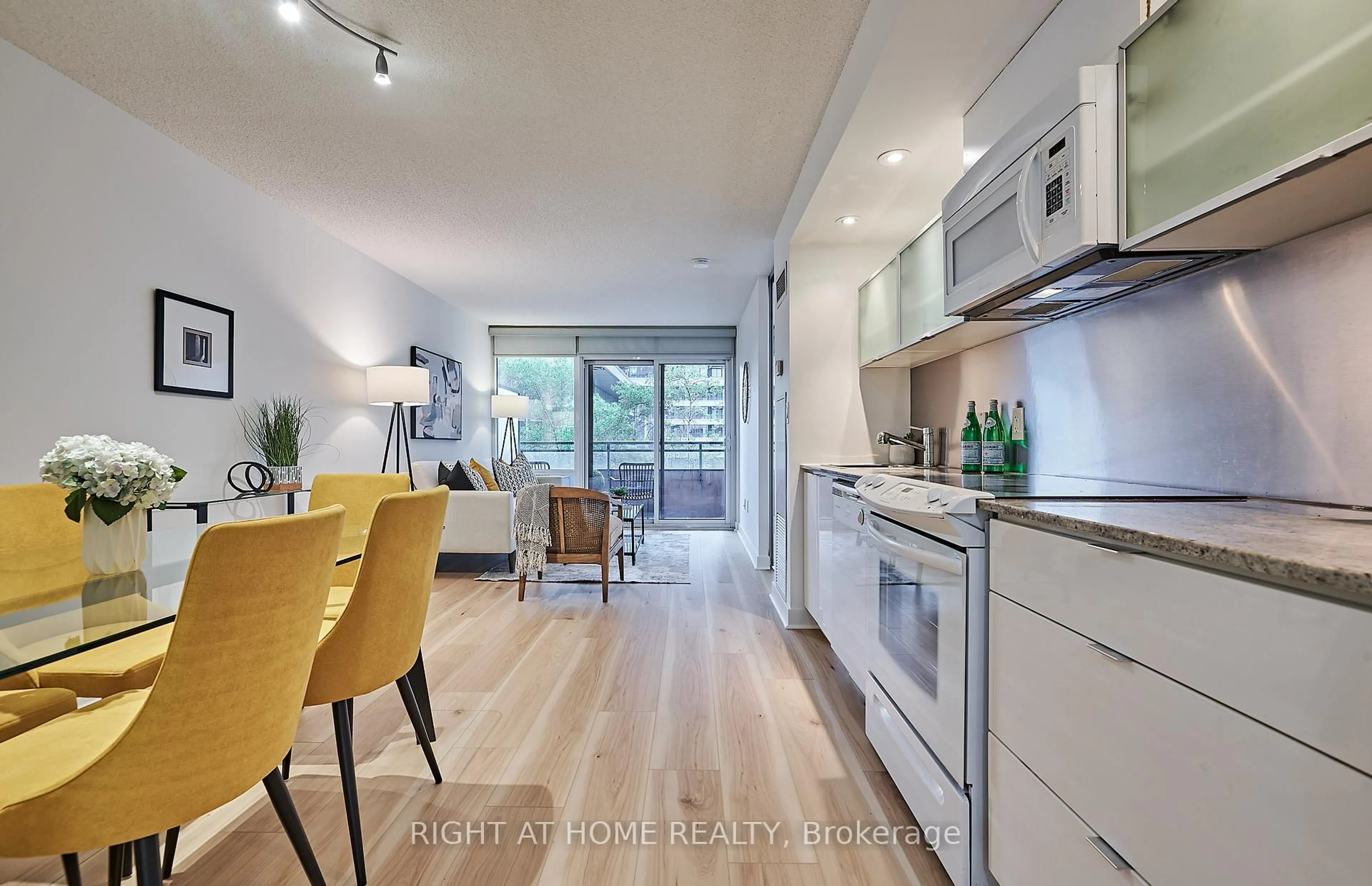 Open concept kitchen, wood/laminate floor for 4K Spadina Ave #323, Toronto Ontario M5V 3Y9