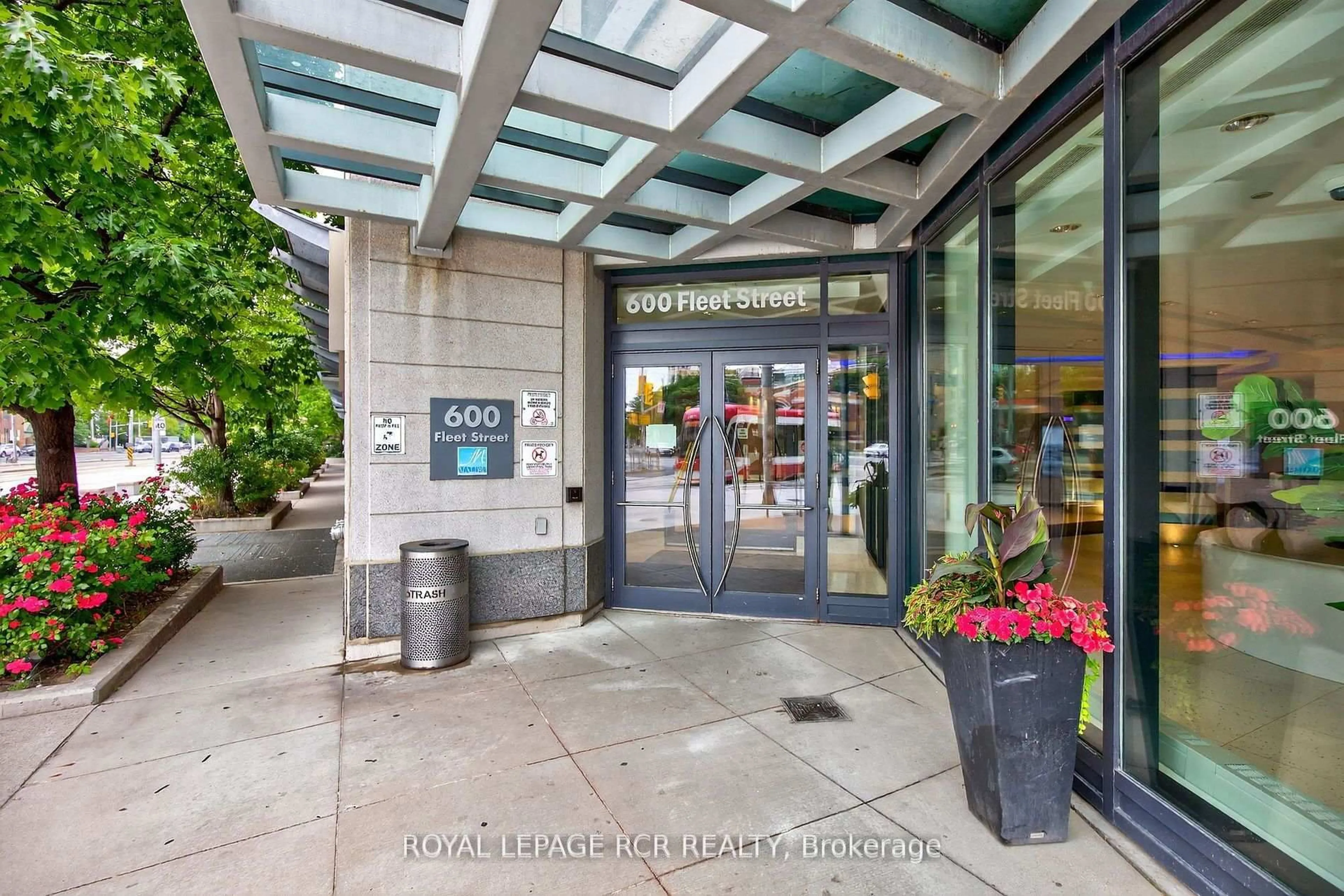 Indoor foyer for 600 Fleet St #310, Toronto Ontario M5V 1B7