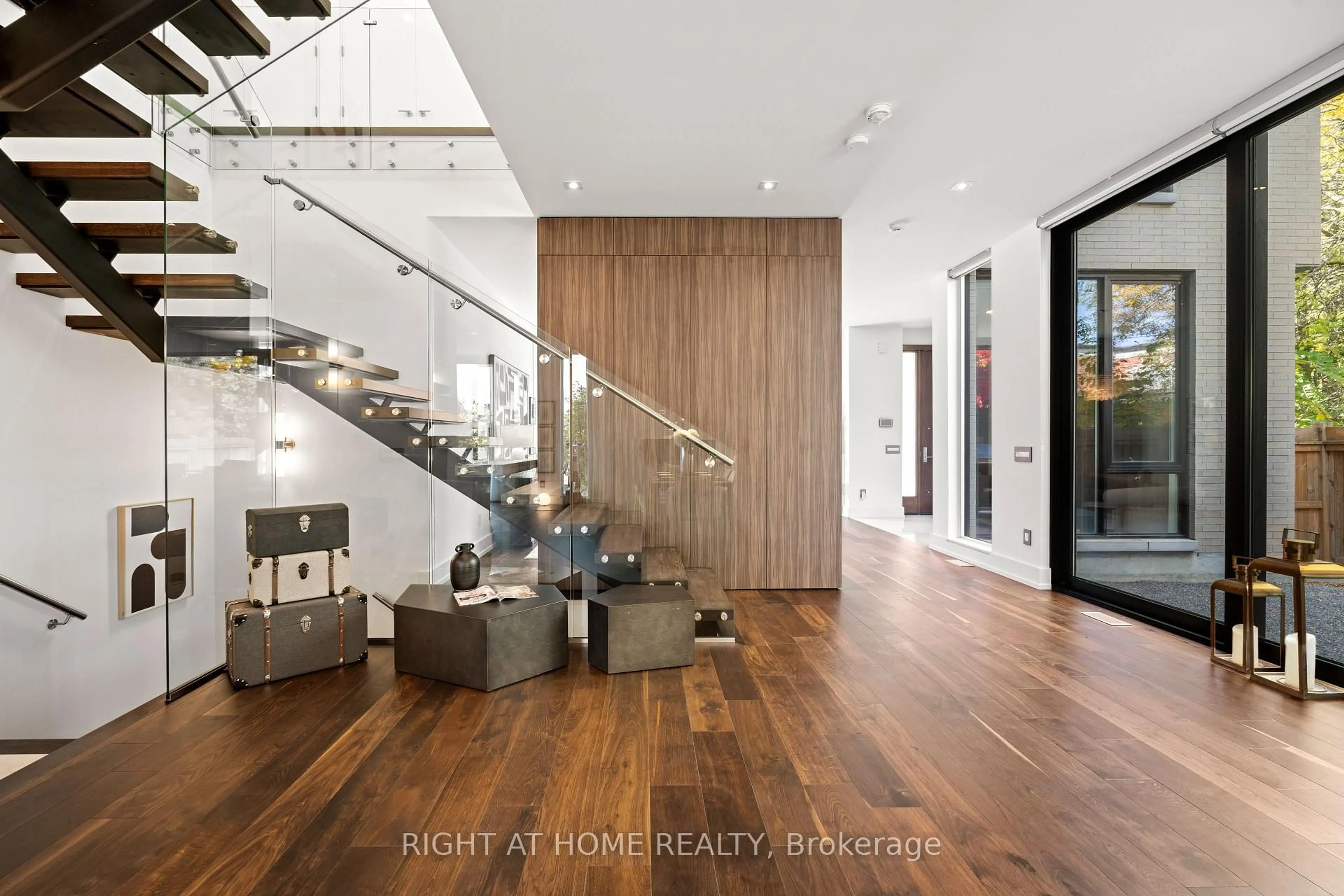 Indoor entryway for 15 Fairmeadow Ave, Toronto Ontario M2P 0A5