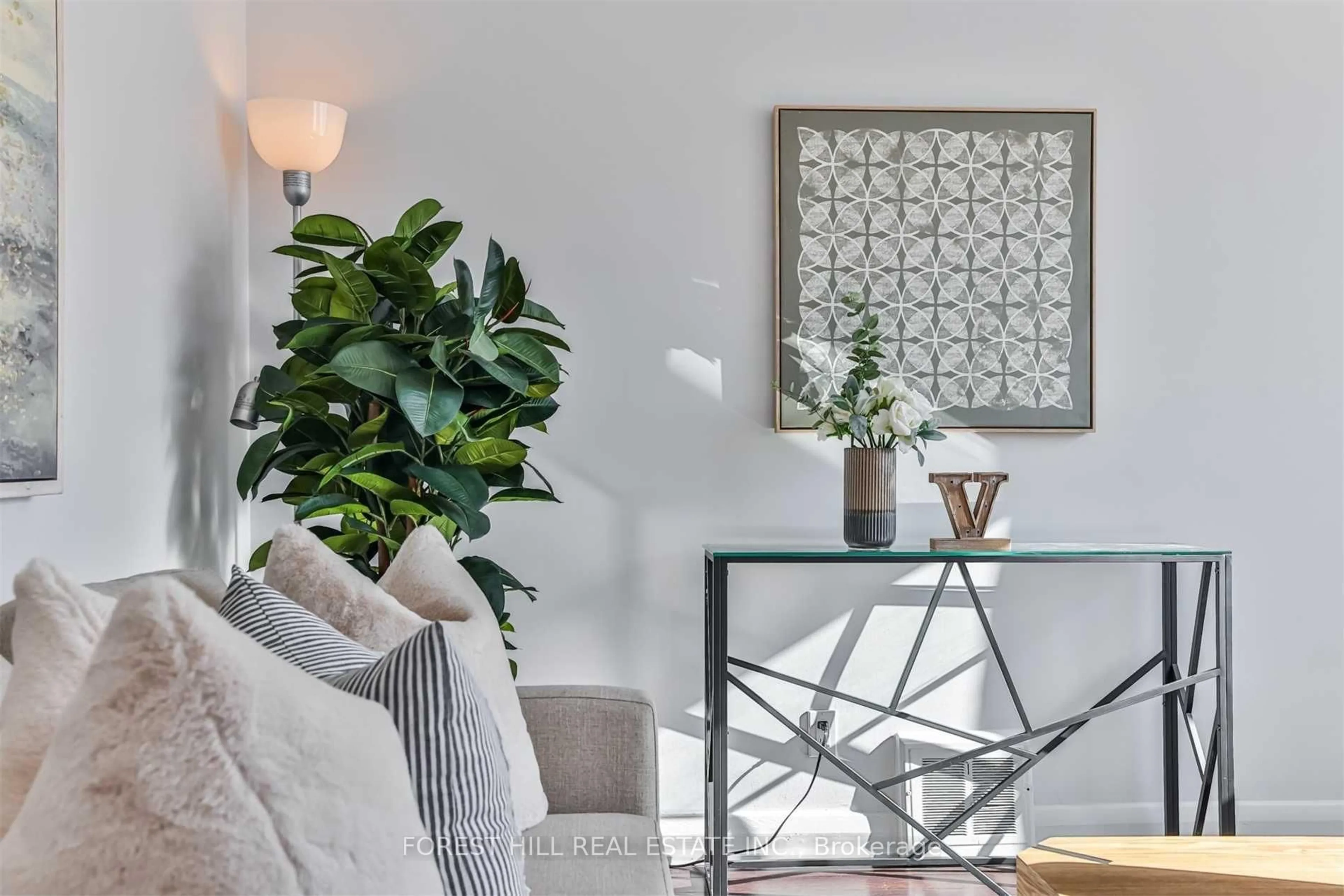 Living room with furniture, unknown for 184 Finch Ave, Toronto Ontario M2N 4R9