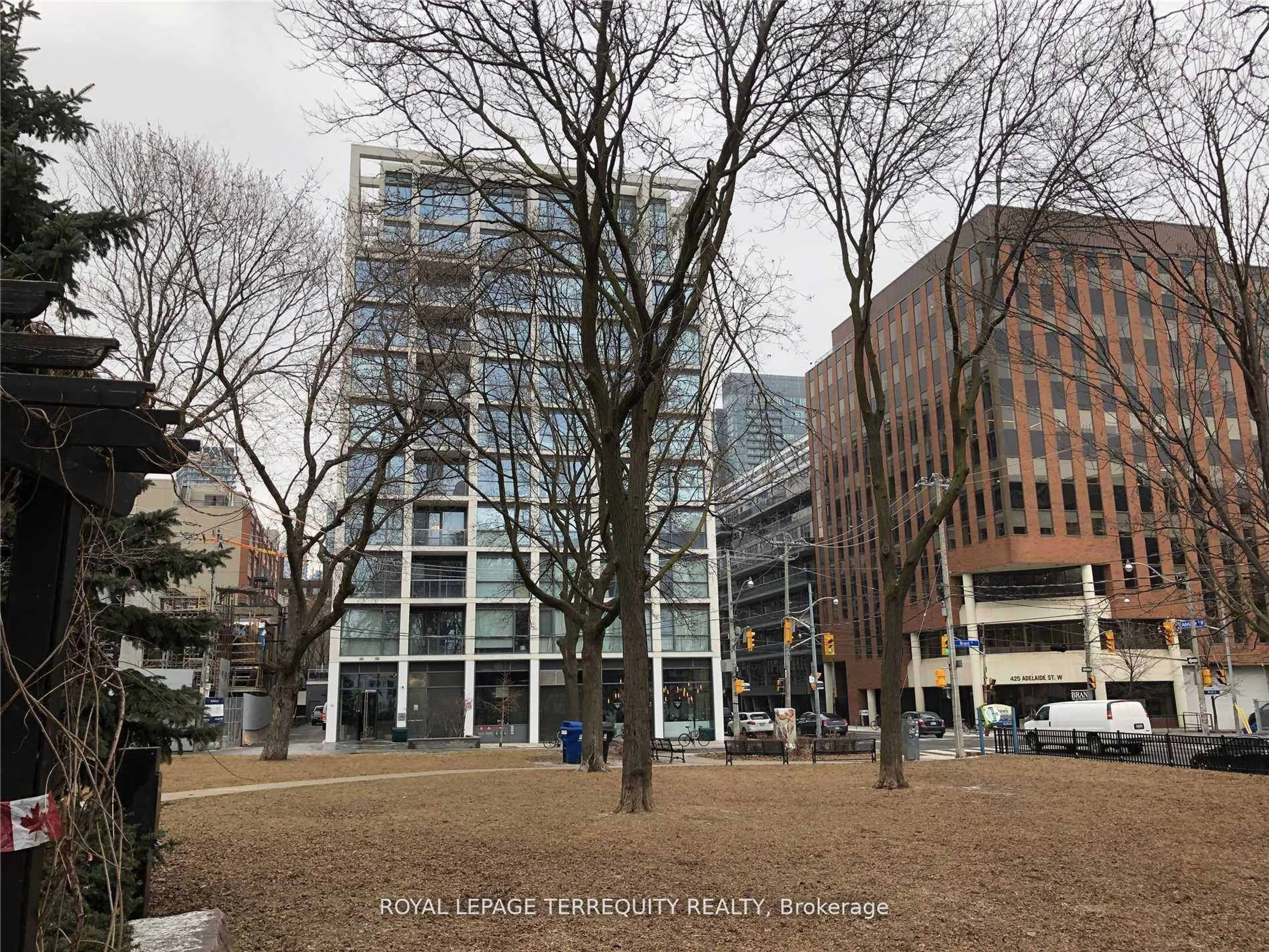 Blurry image for 39 Brant St #909, Toronto Ontario M5V 0M8