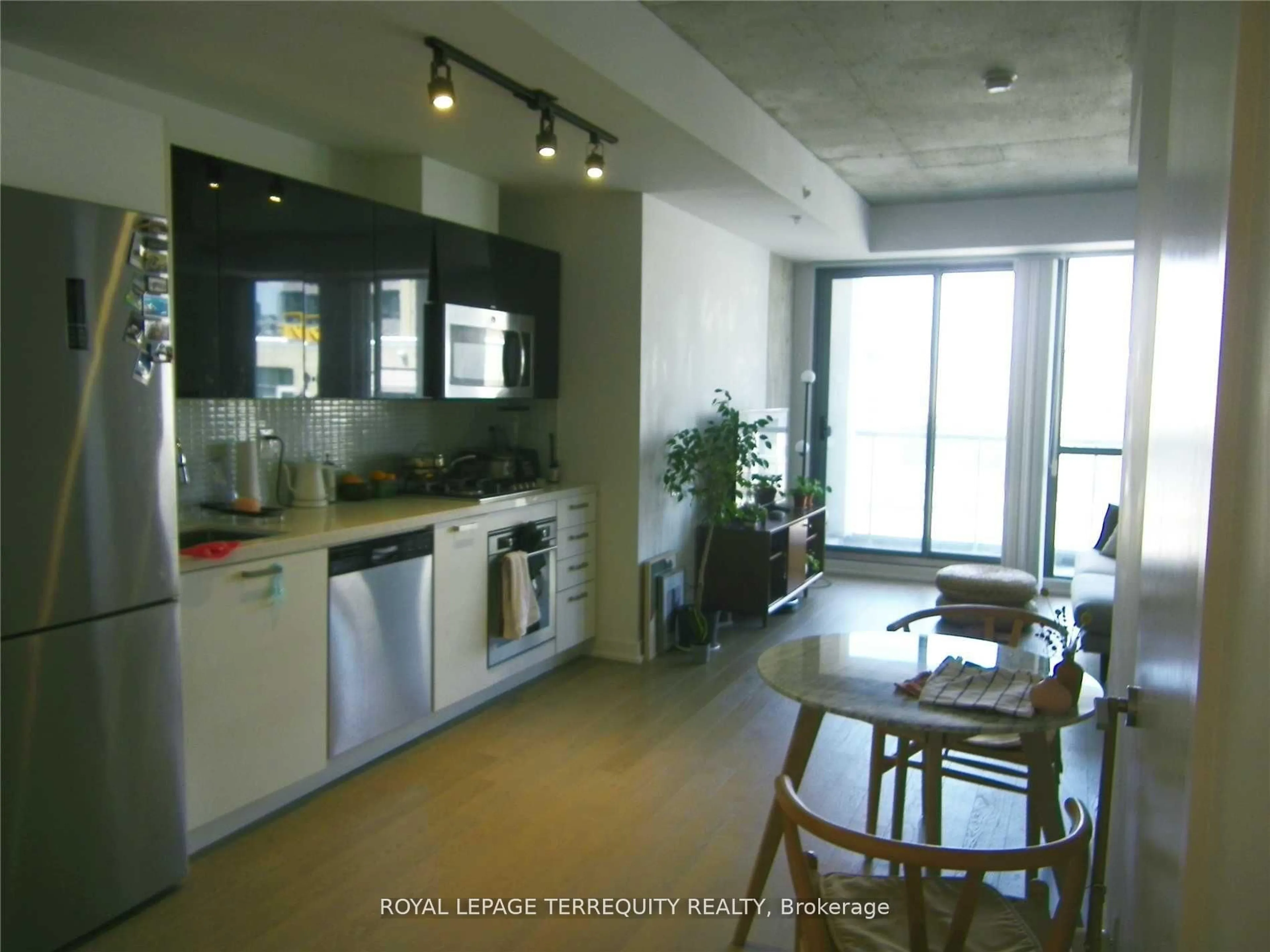 Standard kitchen, unknown for 39 Brant St #909, Toronto Ontario M5V 0M8