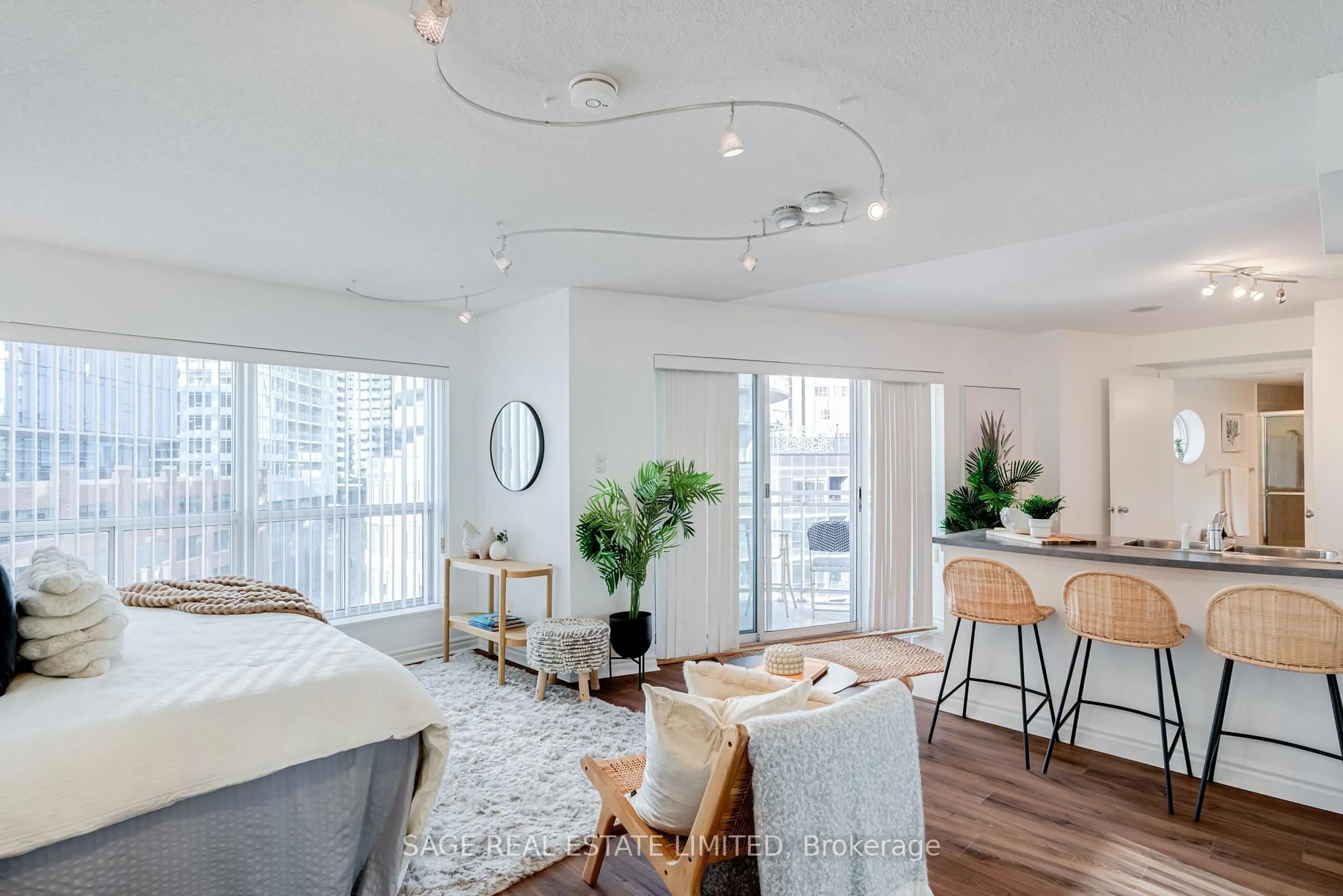 Living room with furniture, wood/laminate floor for 600 Queens Quay #819, Toronto Ontario M5V 3M3