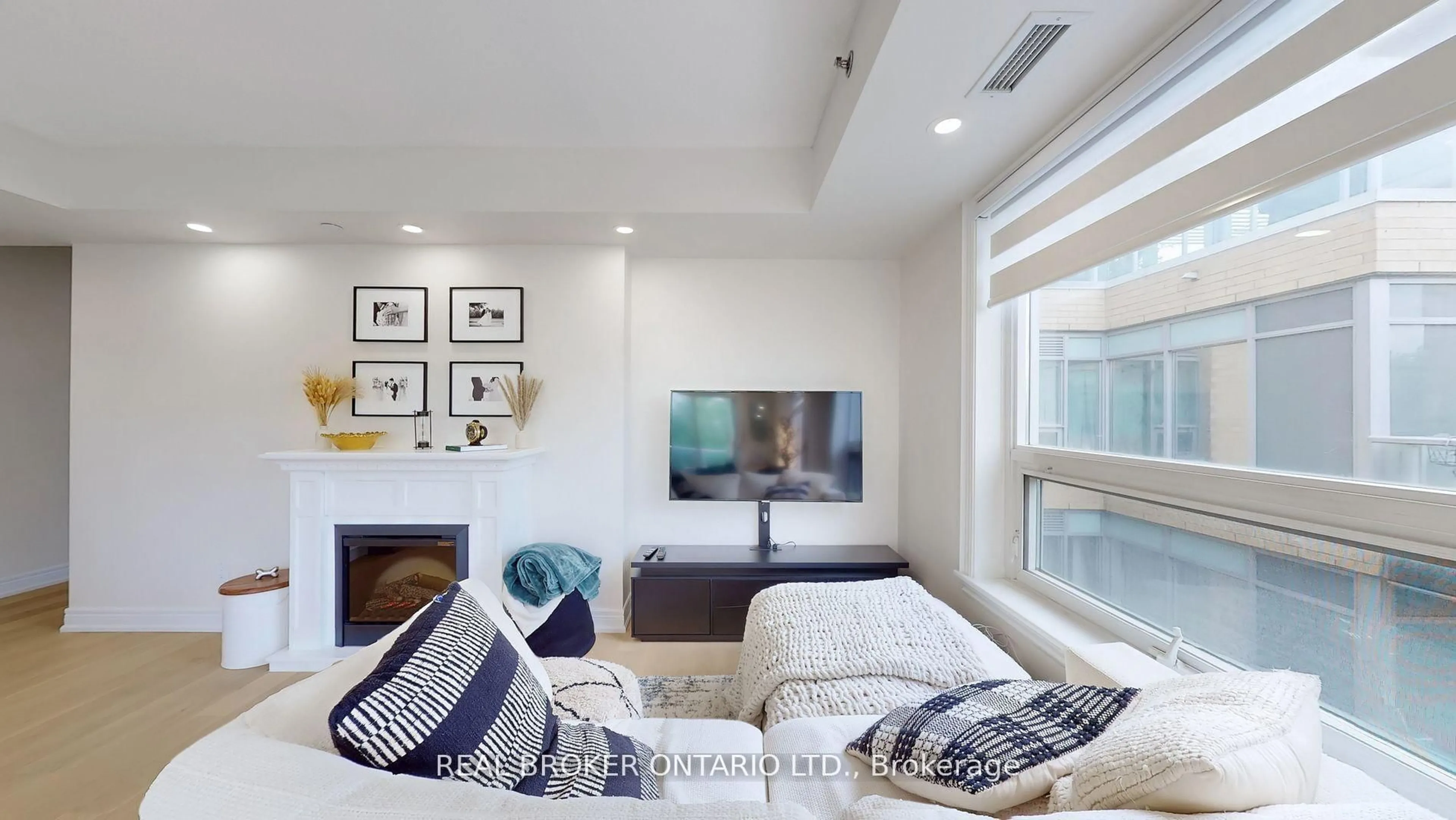 Living room with furniture, unknown for 701 Sheppard Ave #415, Toronto Ontario M3H 0B2