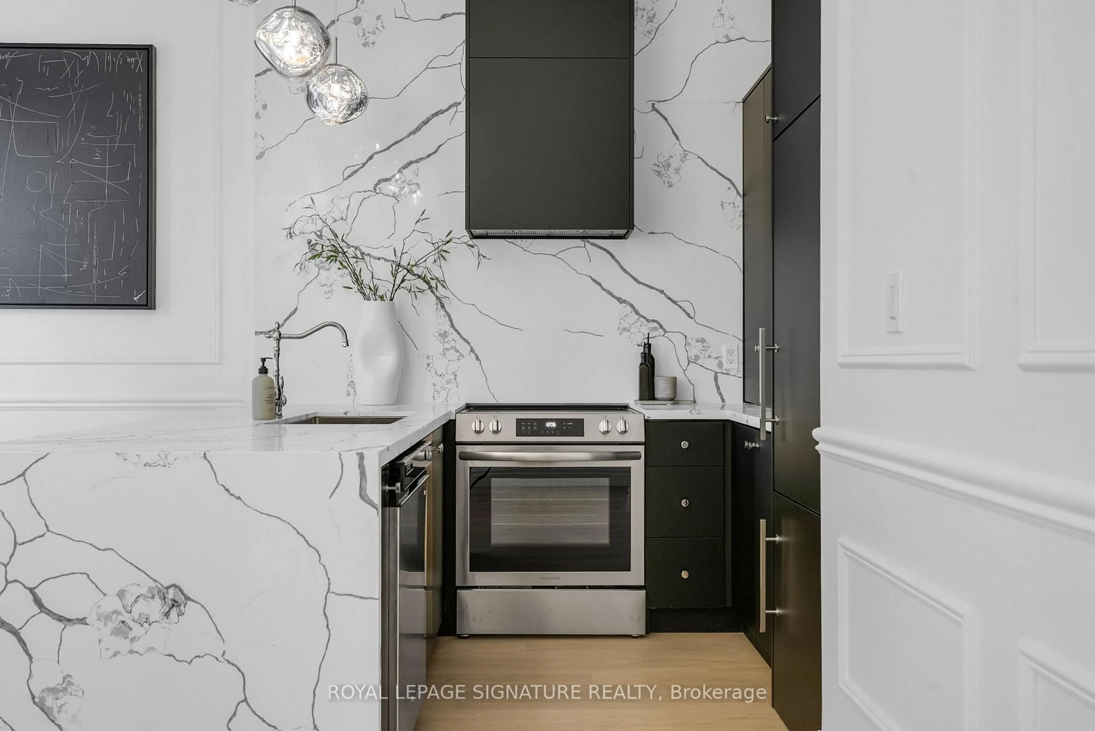 Contemporary kitchen, ceramic/tile floor for 700 King St #403, Toronto Ontario M5V 2Y6