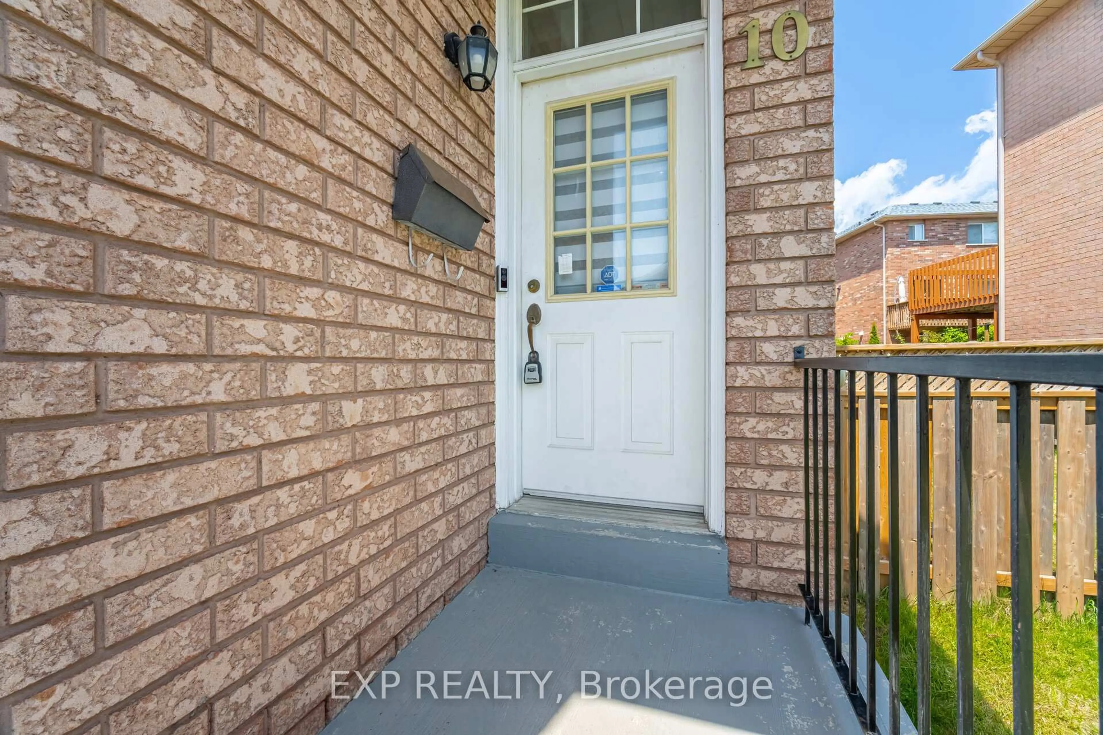 Indoor entryway for 10 Seton Park Rd, Toronto Ontario M3C 3Z6