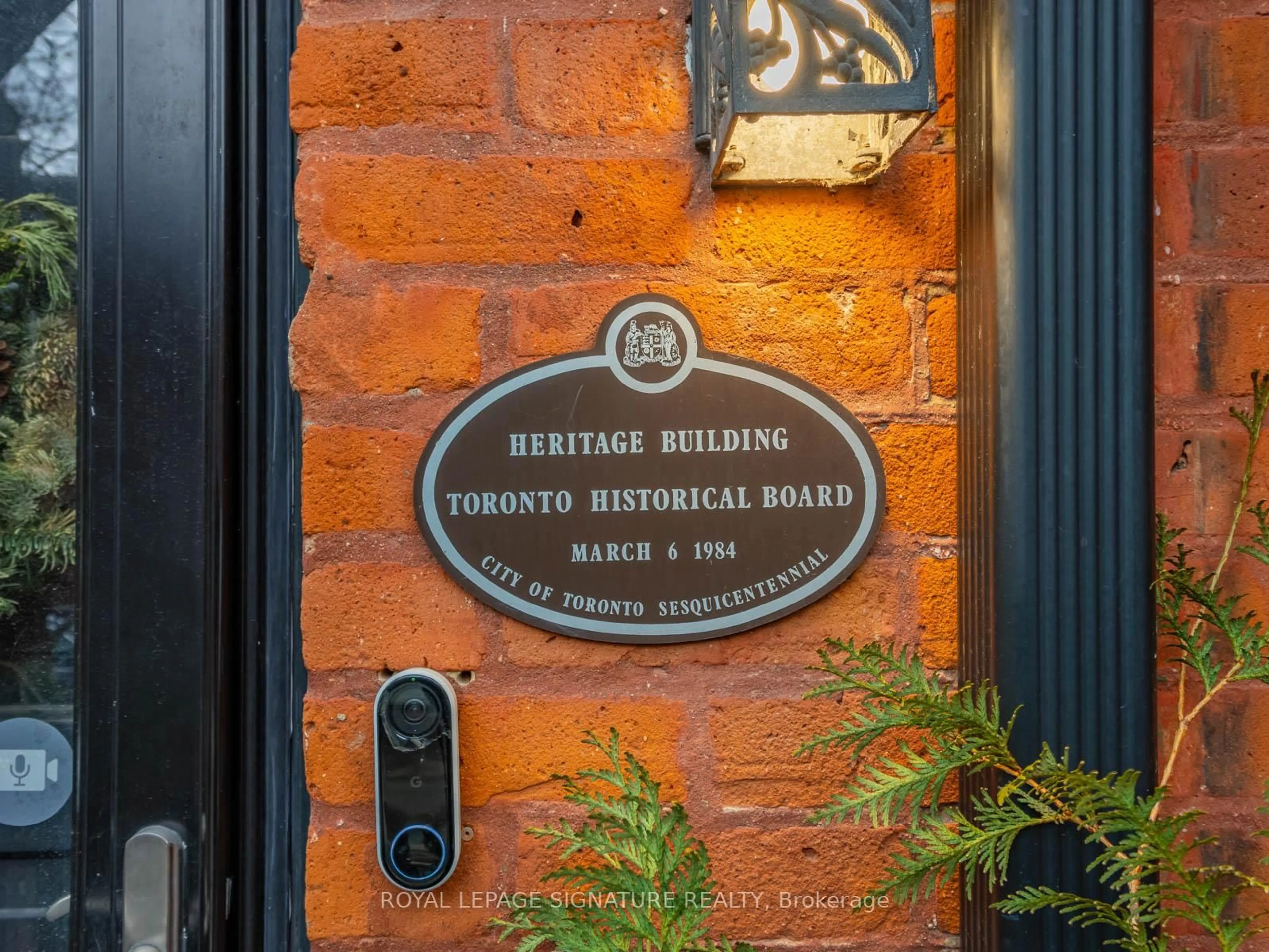 Indoor entryway for 14 Tranby Ave, Toronto Ontario M5R 1N5