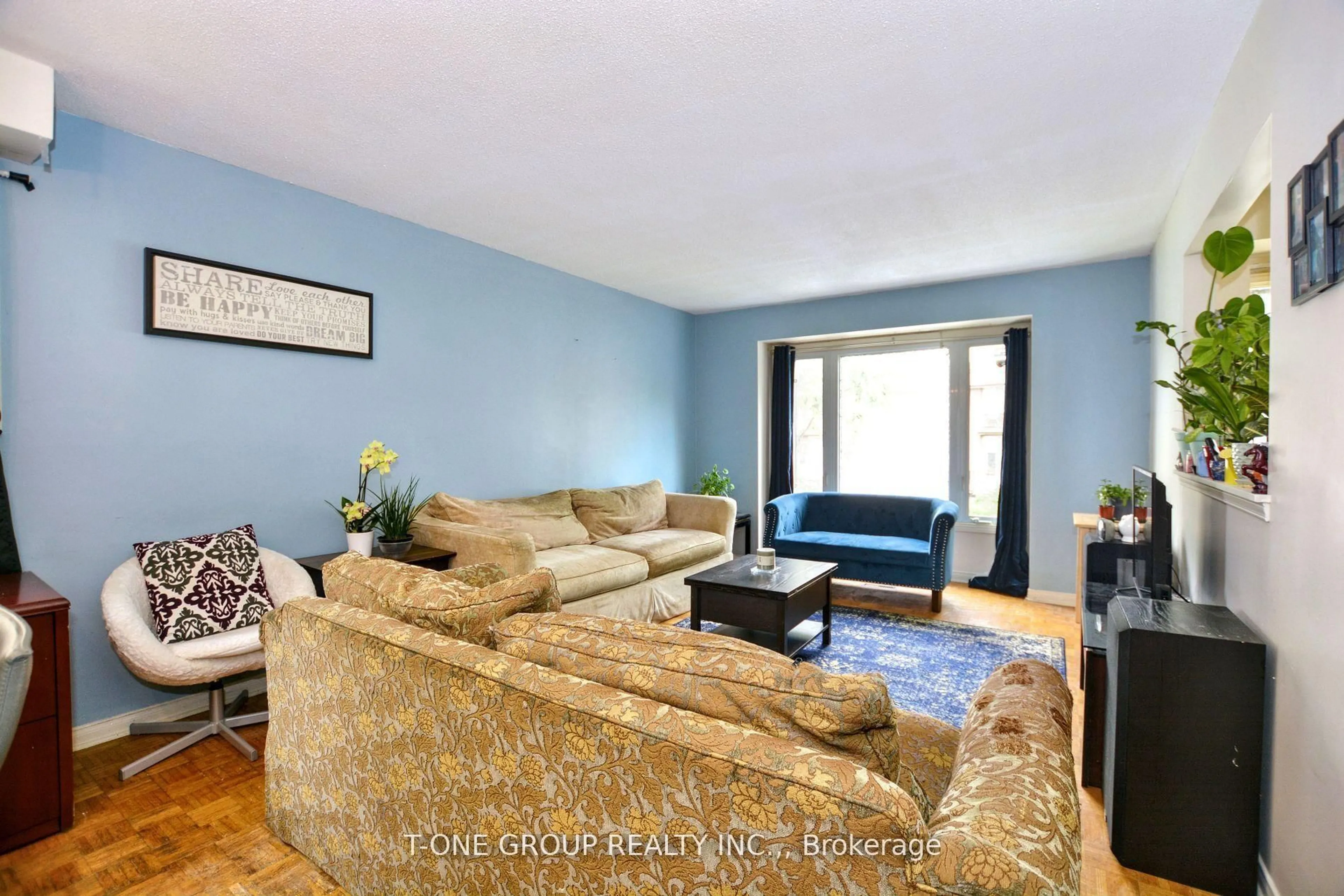 Living room with furniture, wood/laminate floor for 45 Henry Welsh Dr, Toronto Ontario M2R 3P3