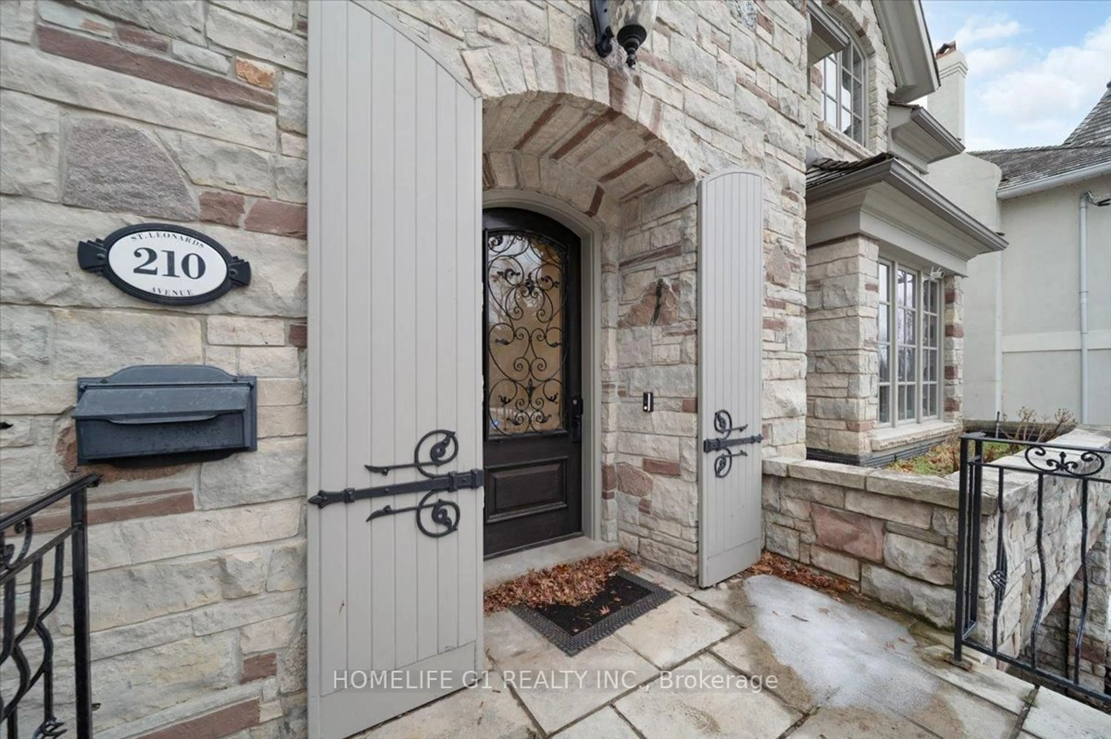 Indoor entryway for 210 St Leonards Ave, Toronto Ontario M4N 1K7