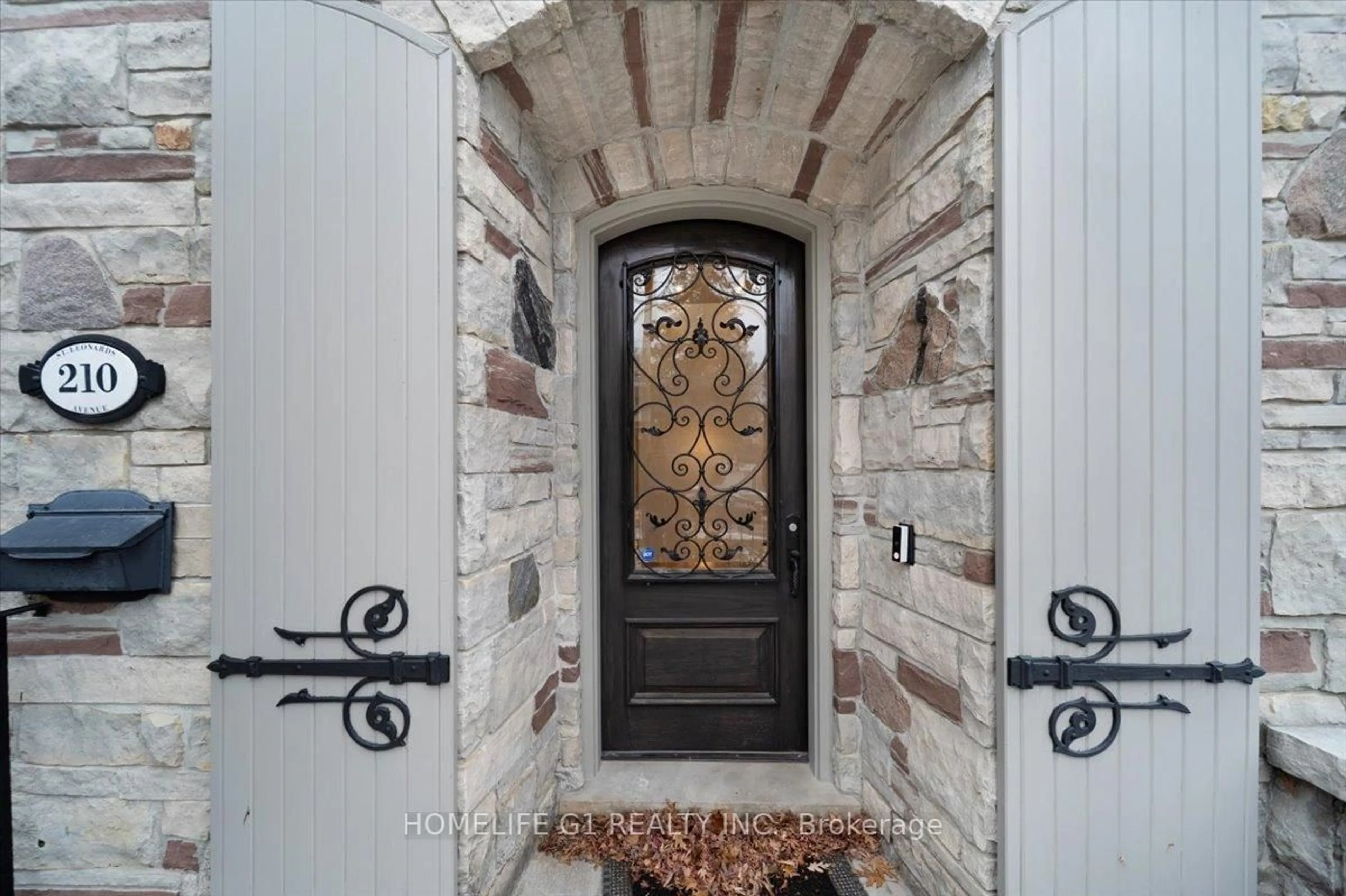 Indoor entryway for 210 St Leonards Ave, Toronto Ontario M4N 1K7
