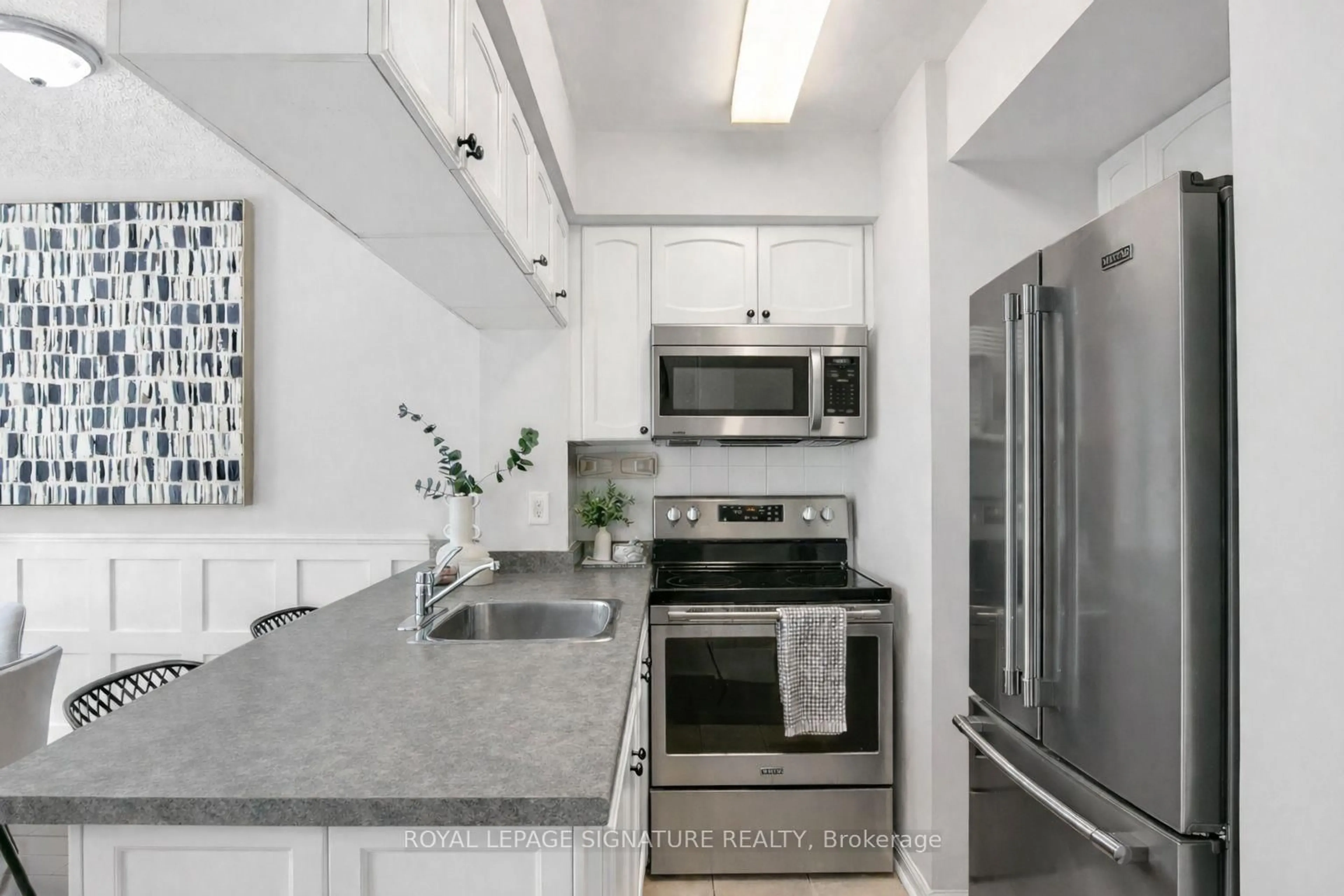 Standard kitchen, ceramic/tile floor for 3 Everson Dr #627, Toronto Ontario M2N 7C2