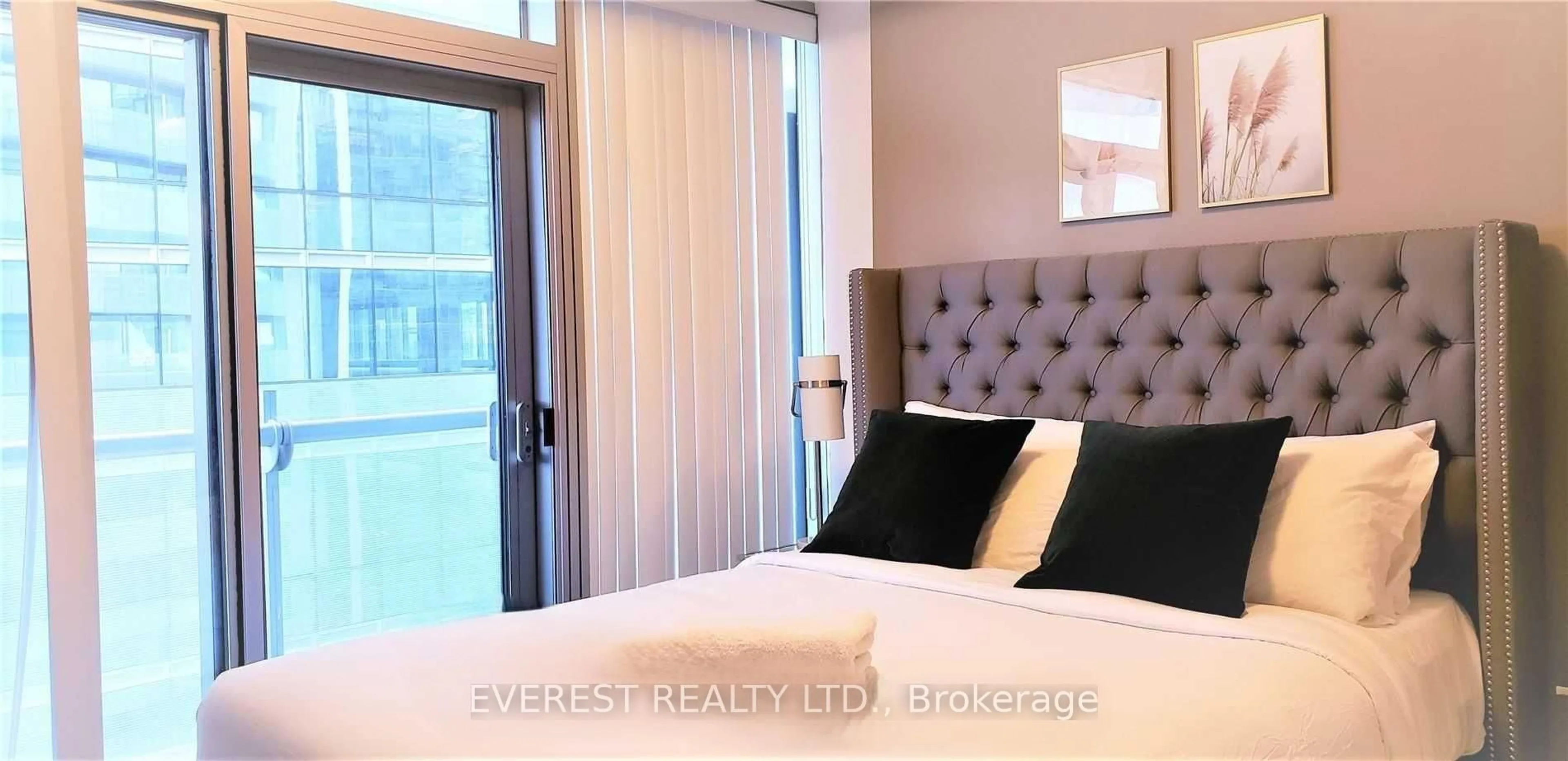 Bedroom with bed, wood/laminate floor for 14 York St #3308, Toronto Ontario M5J 0B1