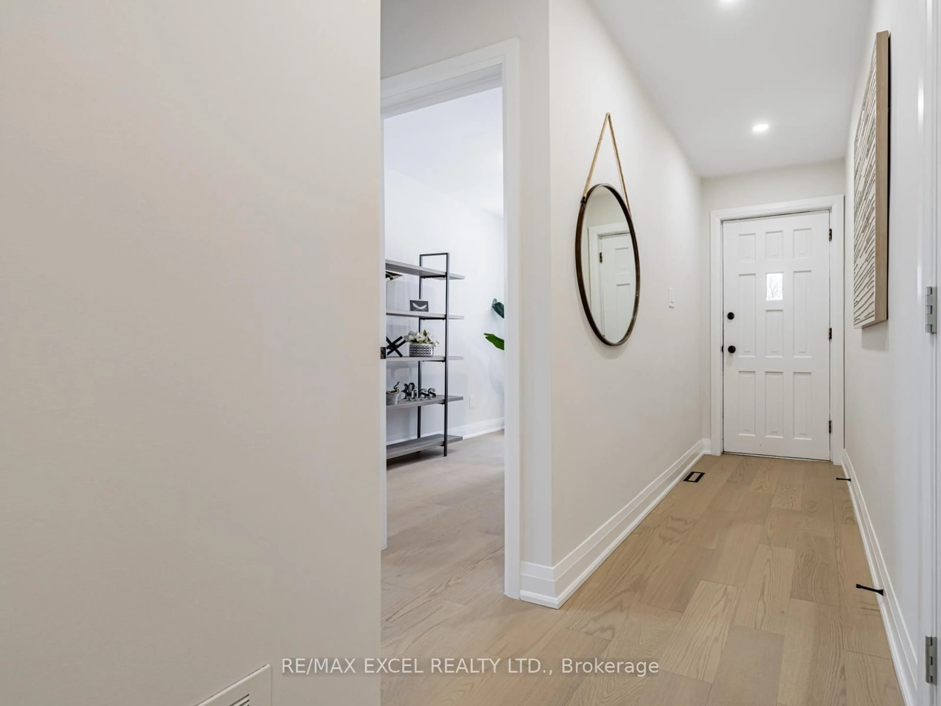 Indoor entryway for 69 Baroness Cres, Toronto Ontario M2J 3K4