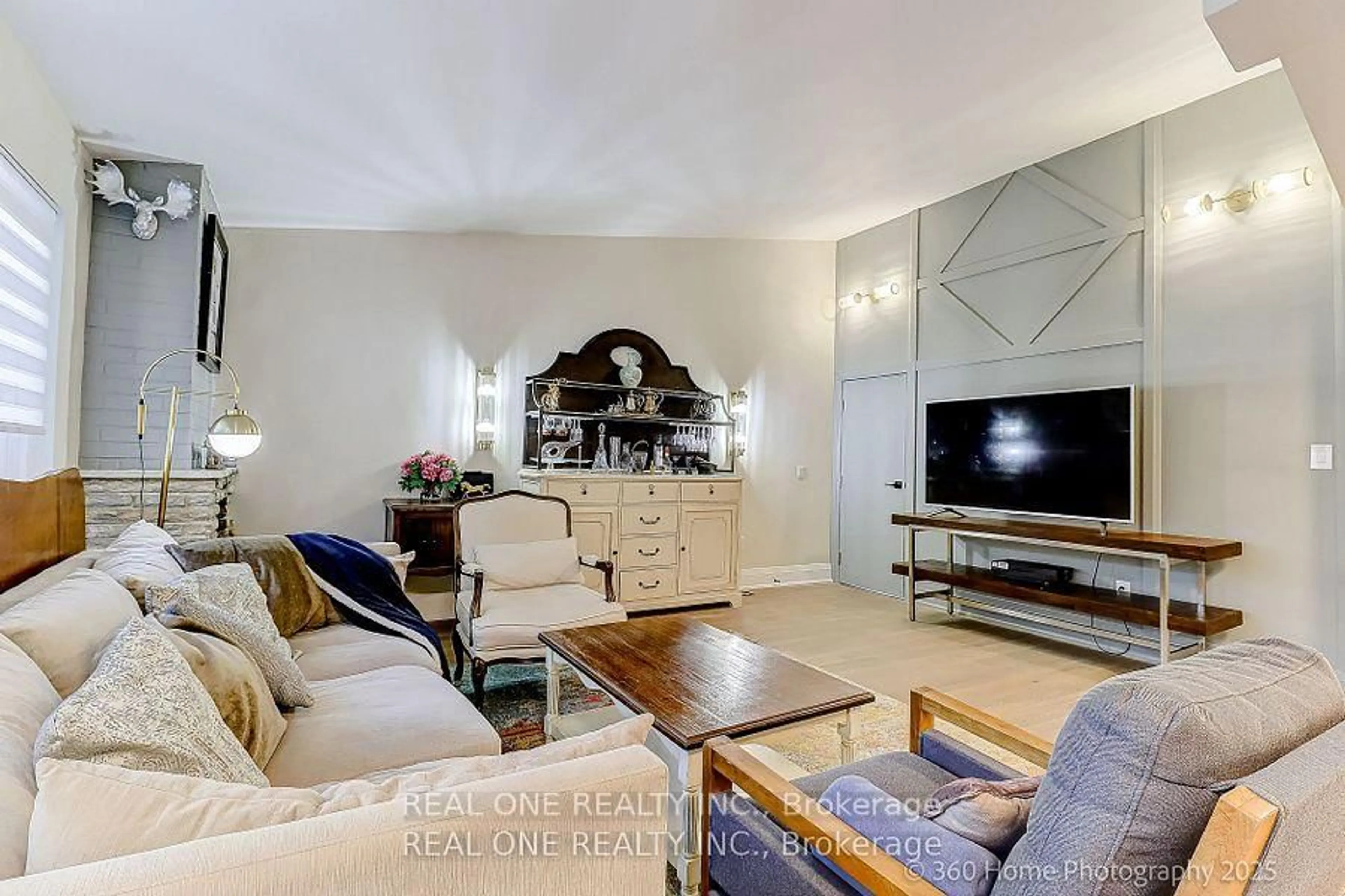 Living room with furniture, unknown for 10 North Hills Terr, Toronto Ontario M3C 1M6