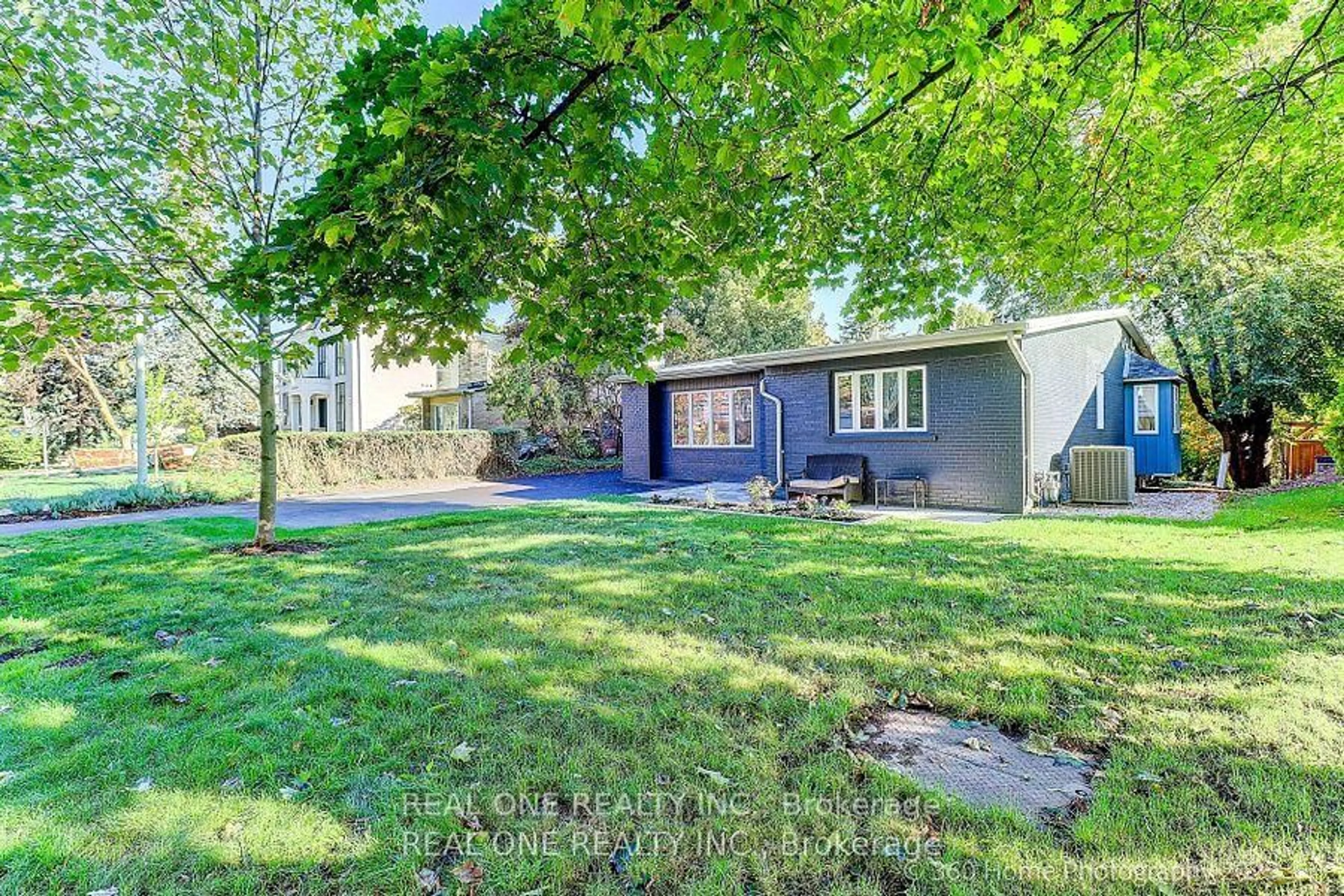 A pic from outside/outdoor area/front of a property/back of a property/a pic from drone, street for 10 North Hills Terr, Toronto Ontario M3C 1M6