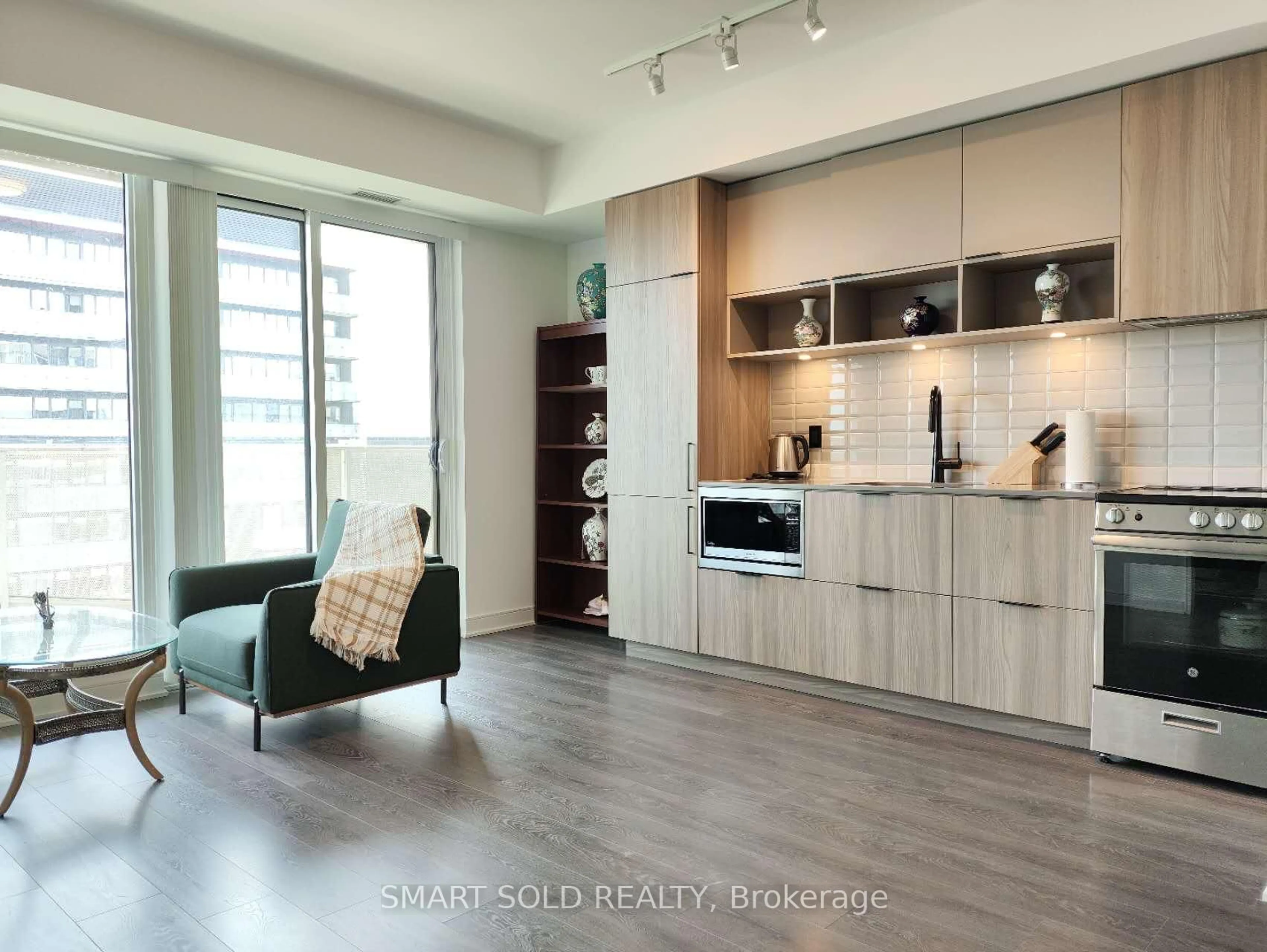Open concept kitchen, wood/laminate floor for 60 Tannery Rd #905, Toronto Ontario M5A 0S8
