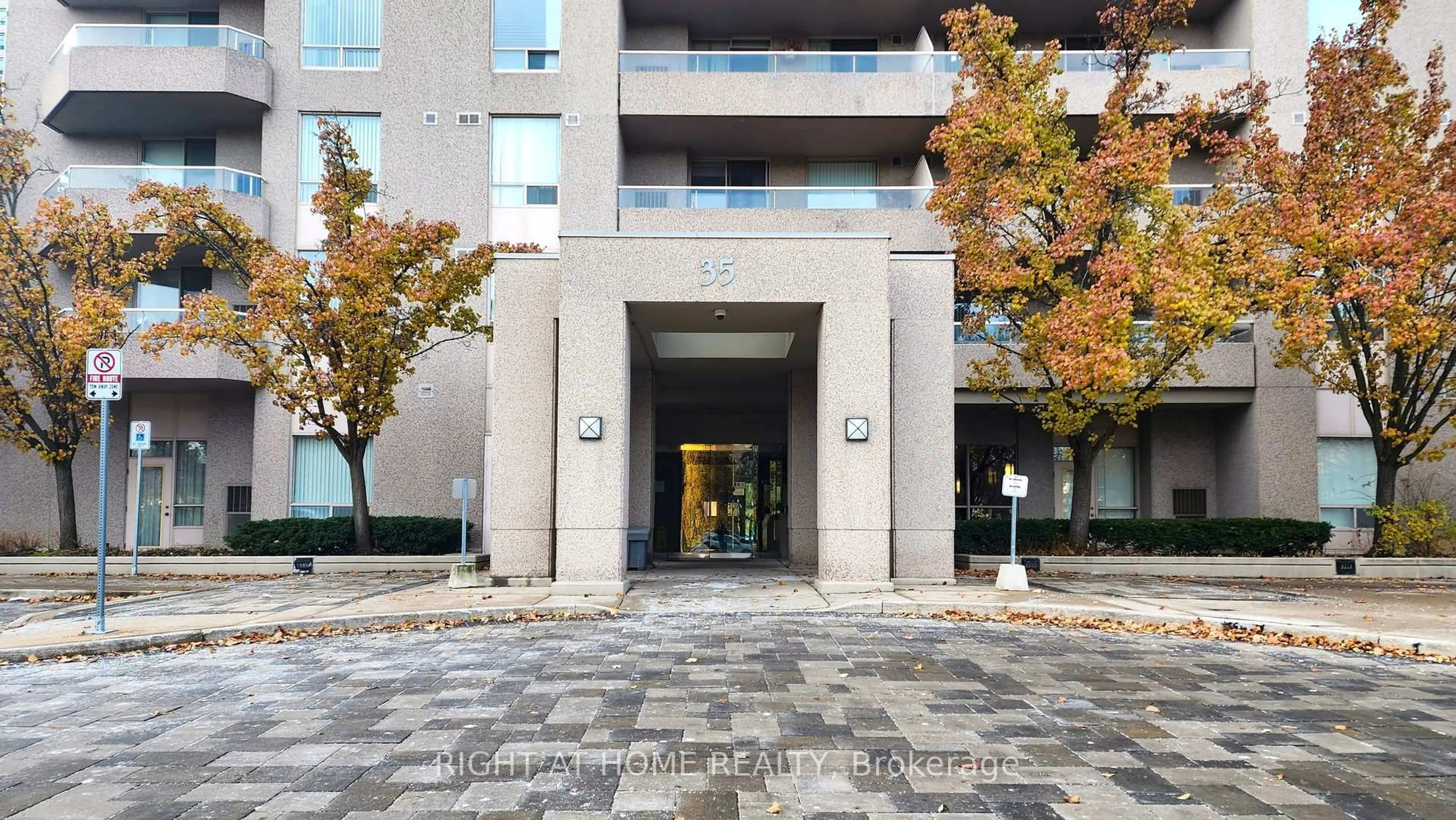 Indoor foyer for 35 Empress Ave #207, Toronto Ontario M2N 6T3