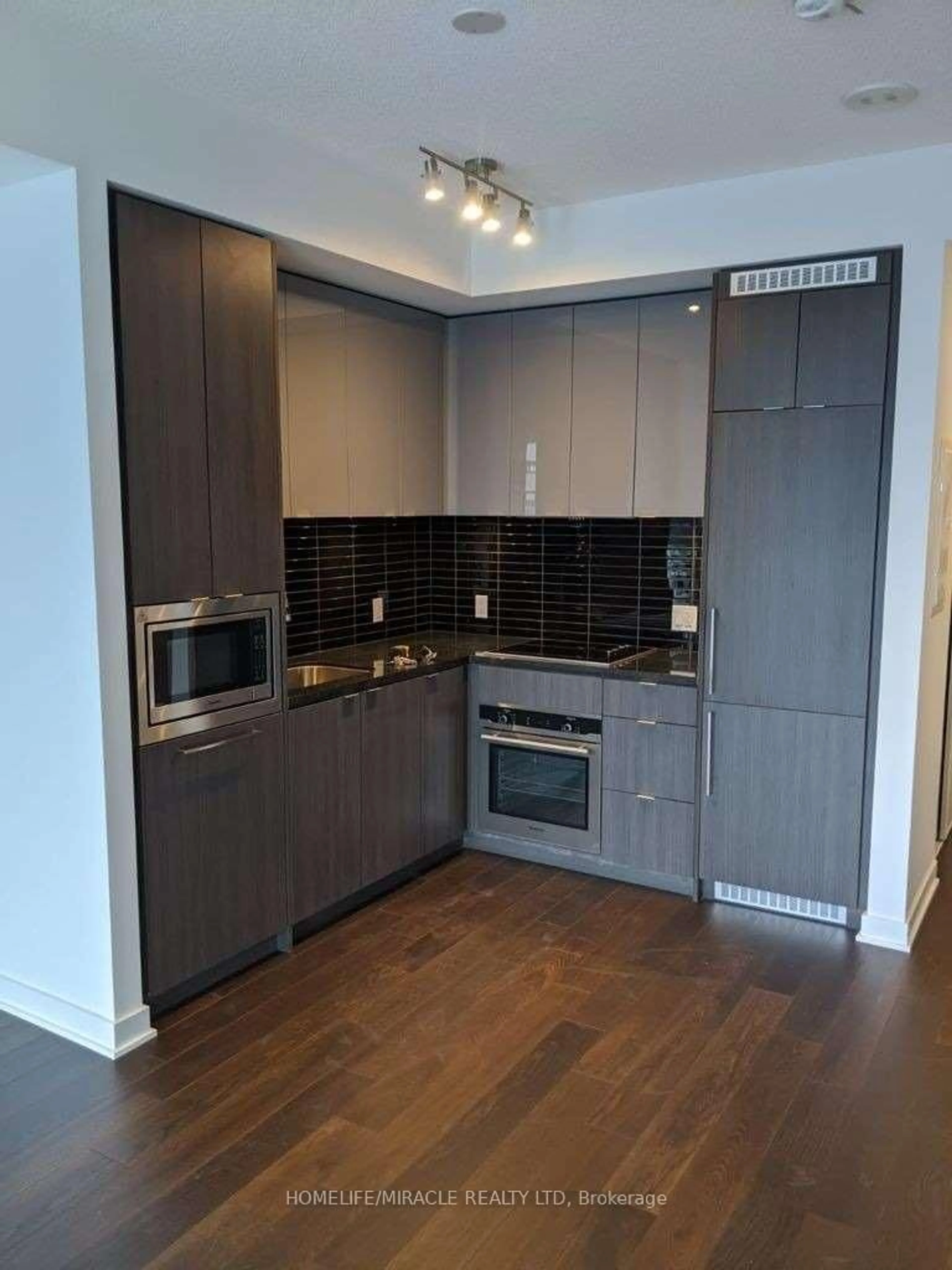 Standard kitchen, wood/laminate floor for 125 Blue Jays Way #3210, Toronto Ontario M5V 0N5