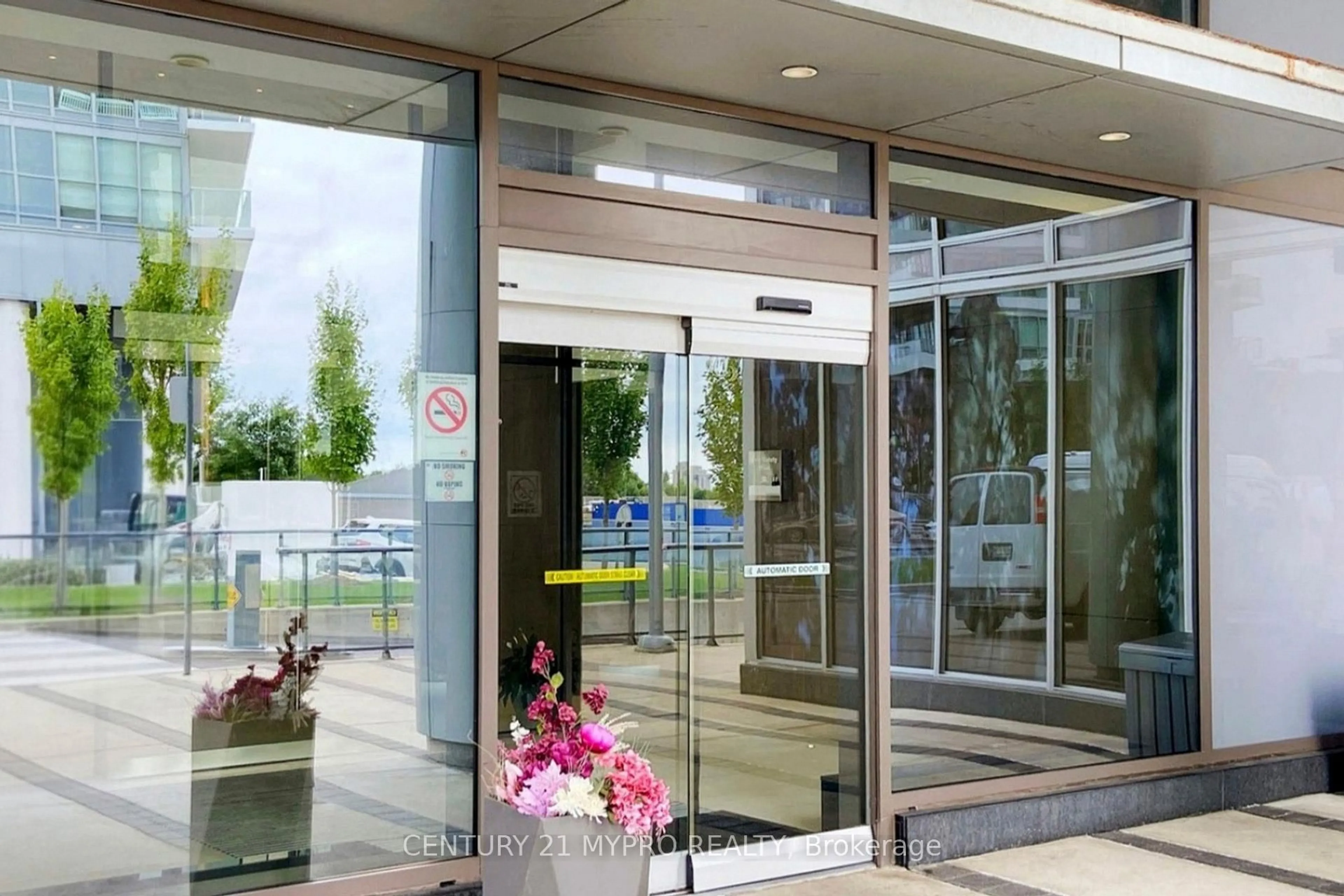 Indoor foyer for 121 Mcmahon Dr #3302, Toronto Ontario M2K 0C1