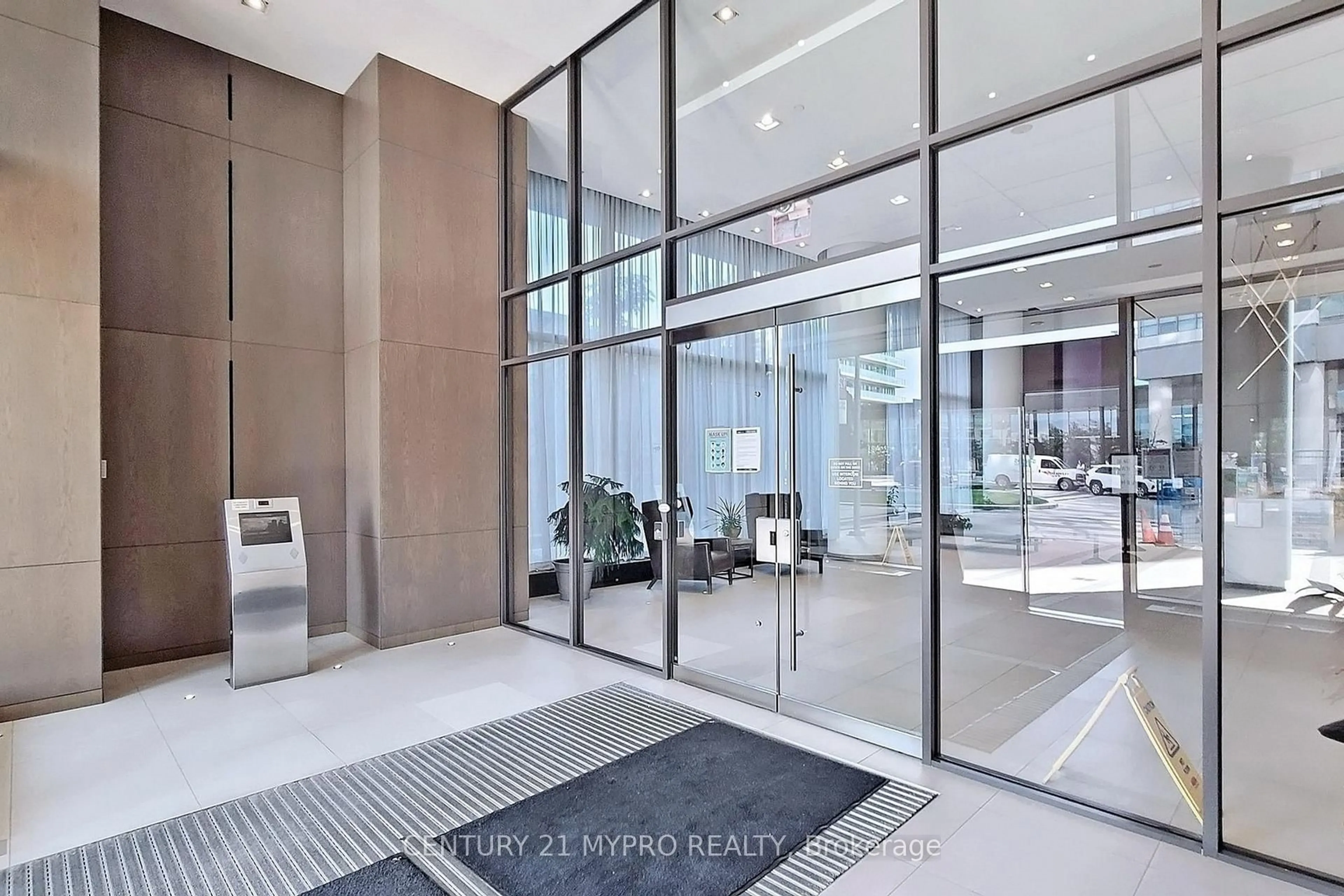 Indoor foyer for 121 Mcmahon Dr #3302, Toronto Ontario M2K 0C1