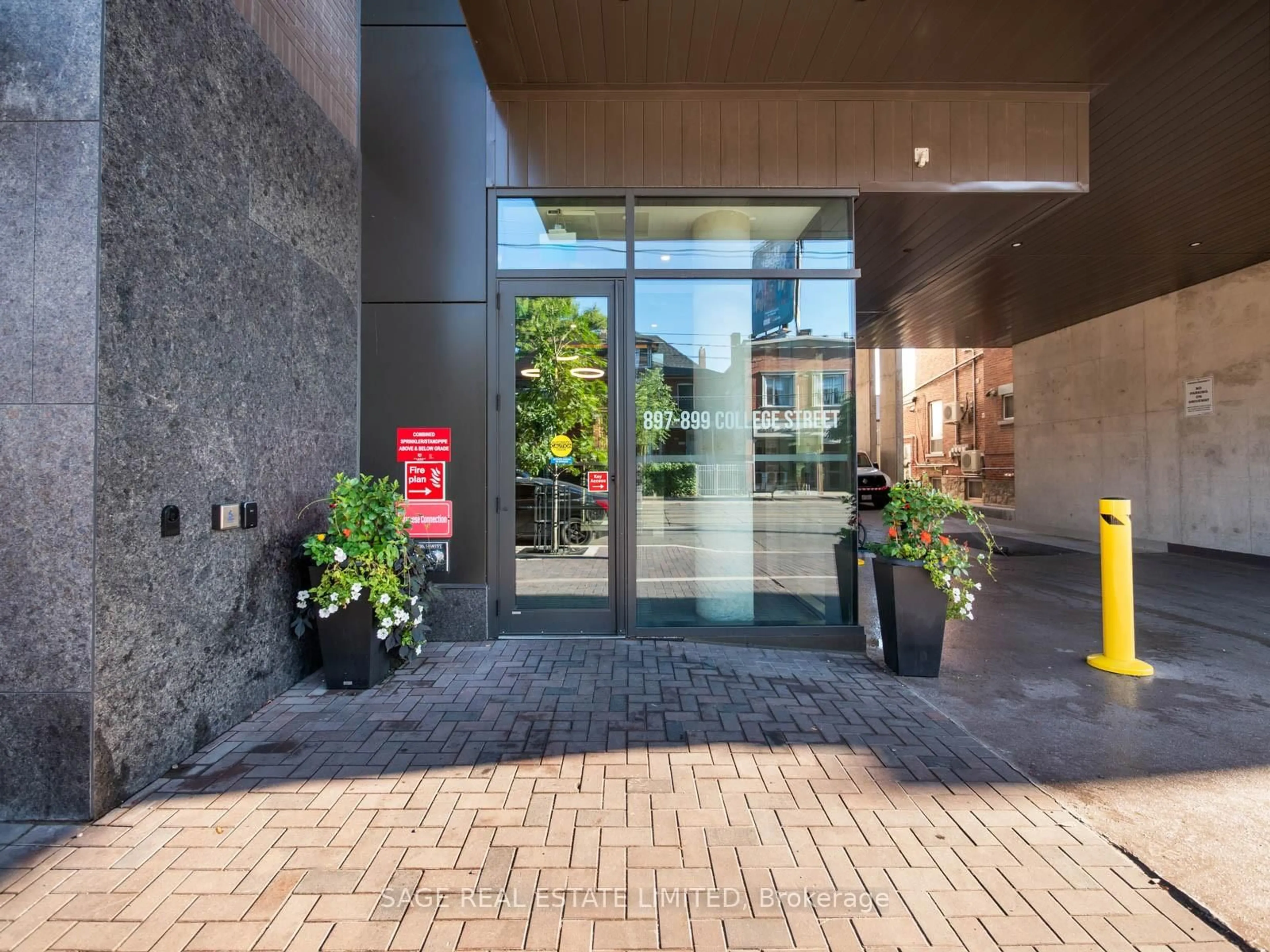 Indoor foyer for 899 College St #PH 621, Toronto Ontario M6H 3P7