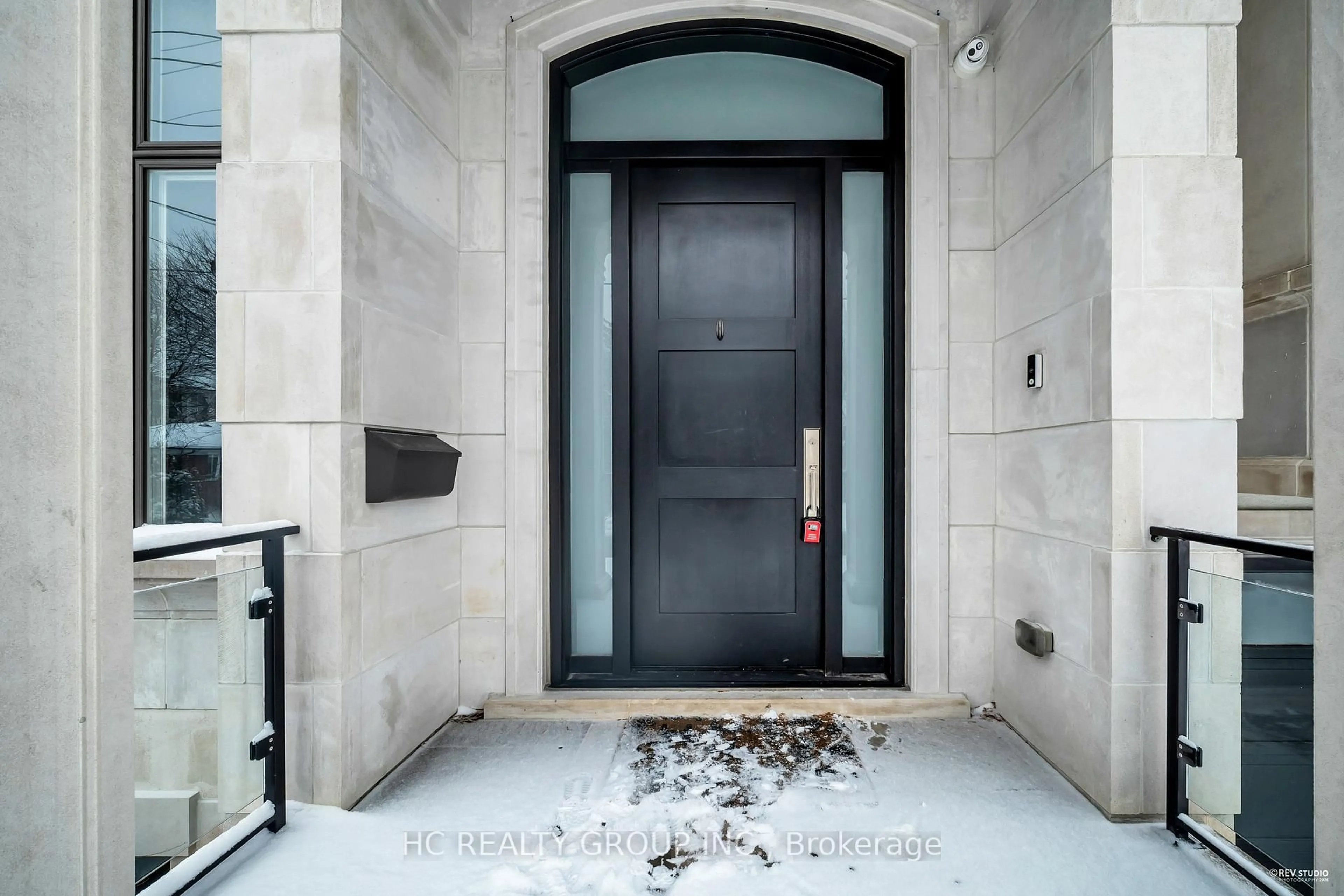 Indoor entryway for 92 Glen Rush Blvd, Toronto Ontario M5N 2V1