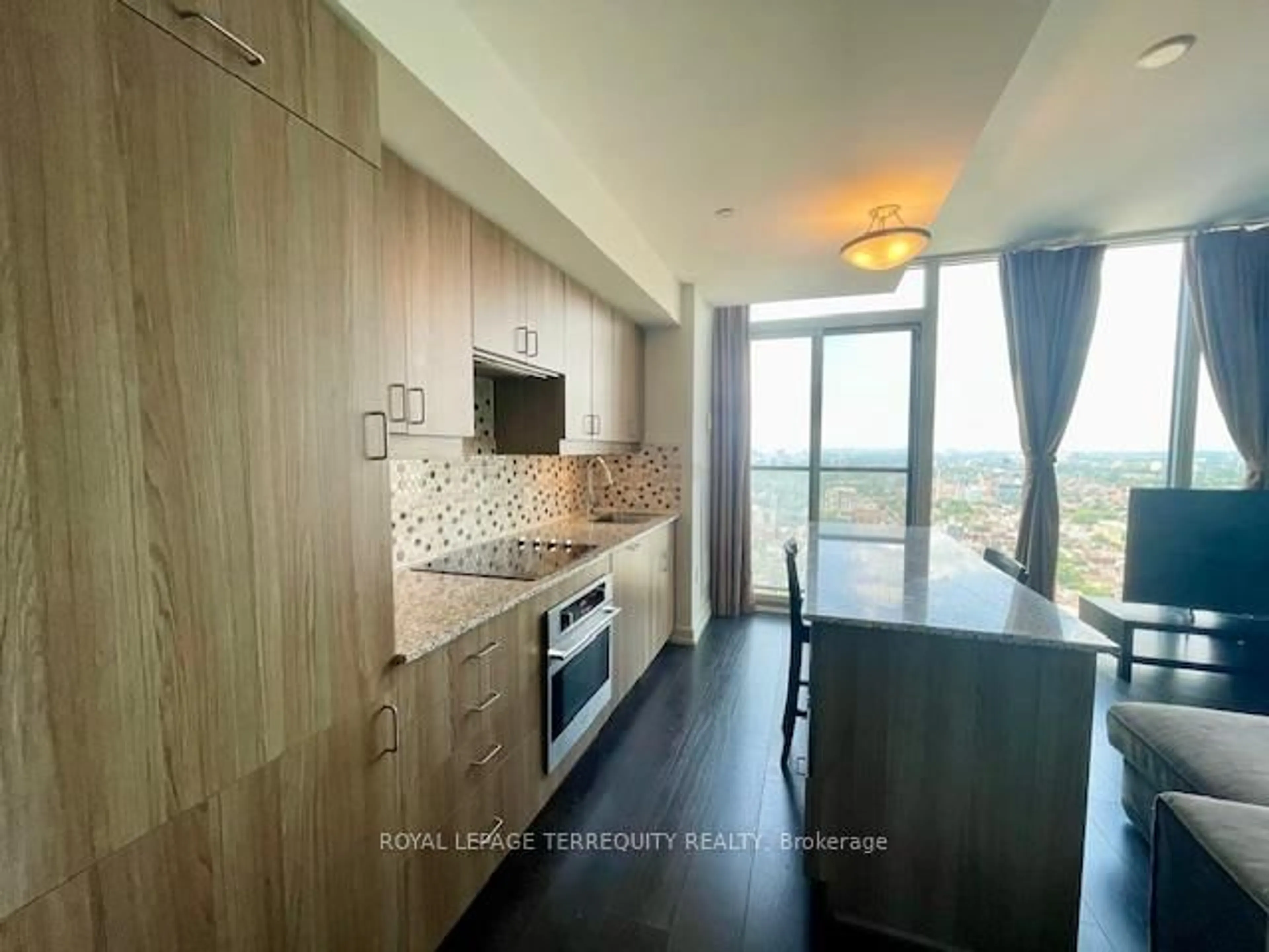 Open concept kitchen, wood/laminate floor for 426 University Ave #P101, Toronto Ontario M5G 1S9