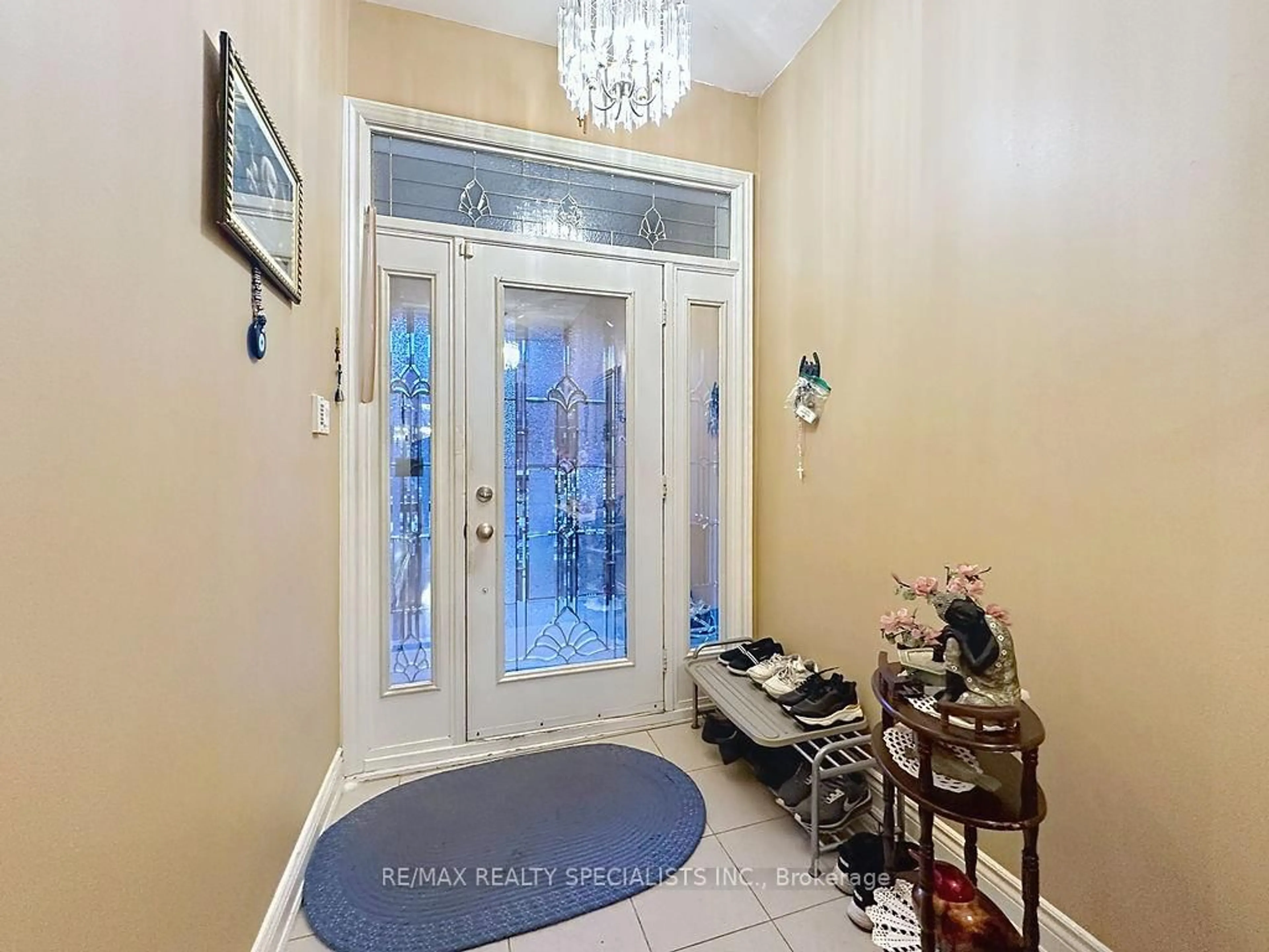 Indoor entryway for 81 Argyle St, Toronto Ontario M6J 1N8