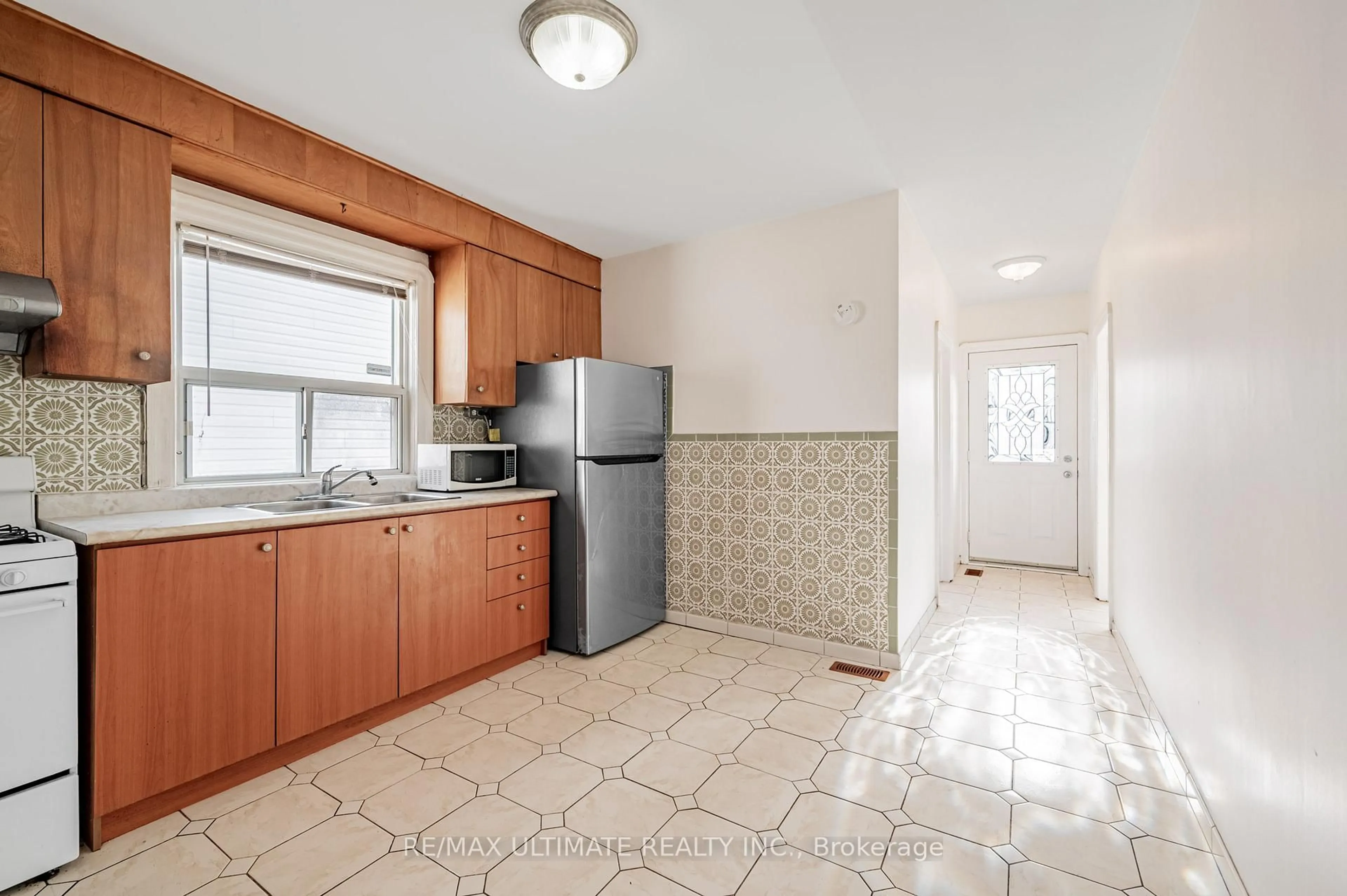 Standard kitchen, ceramic/tile floor for 42 Carr St, Toronto Ontario M5T 1B5