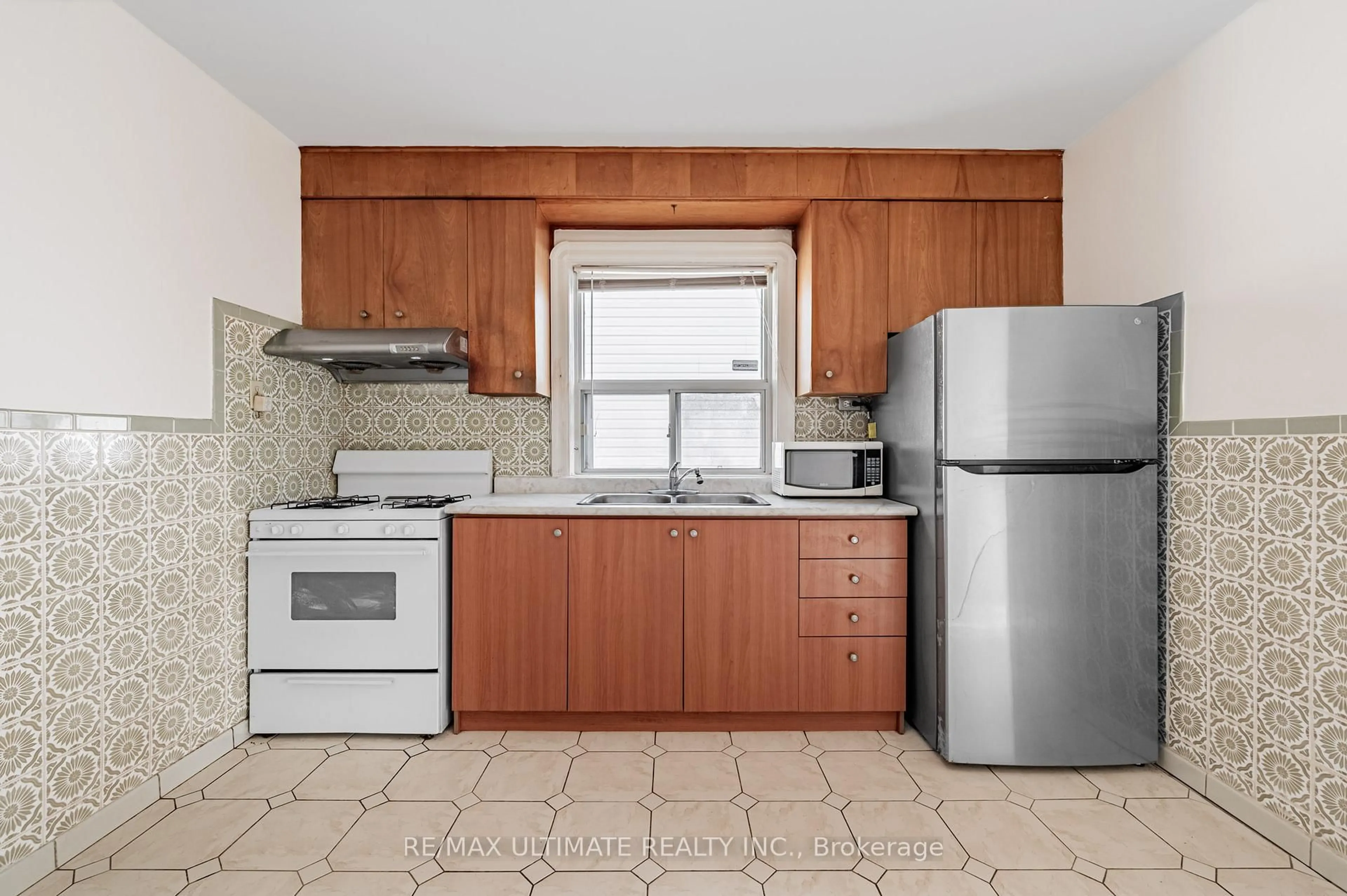 Standard kitchen, ceramic/tile floor for 42 Carr St, Toronto Ontario M5T 1B5