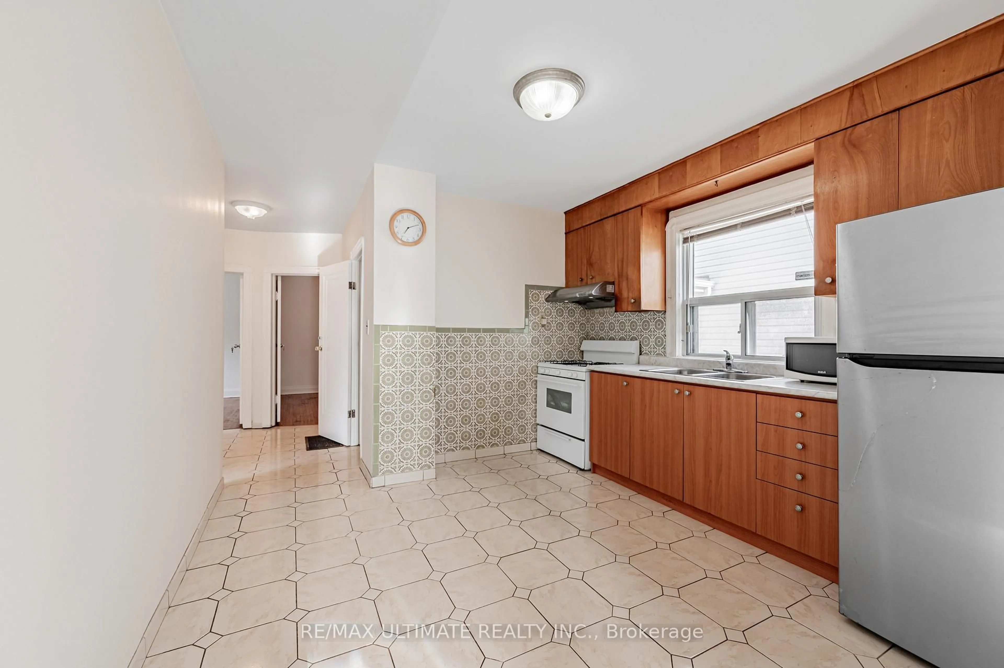 Standard kitchen, ceramic/tile floor for 42 Carr St, Toronto Ontario M5T 1B5