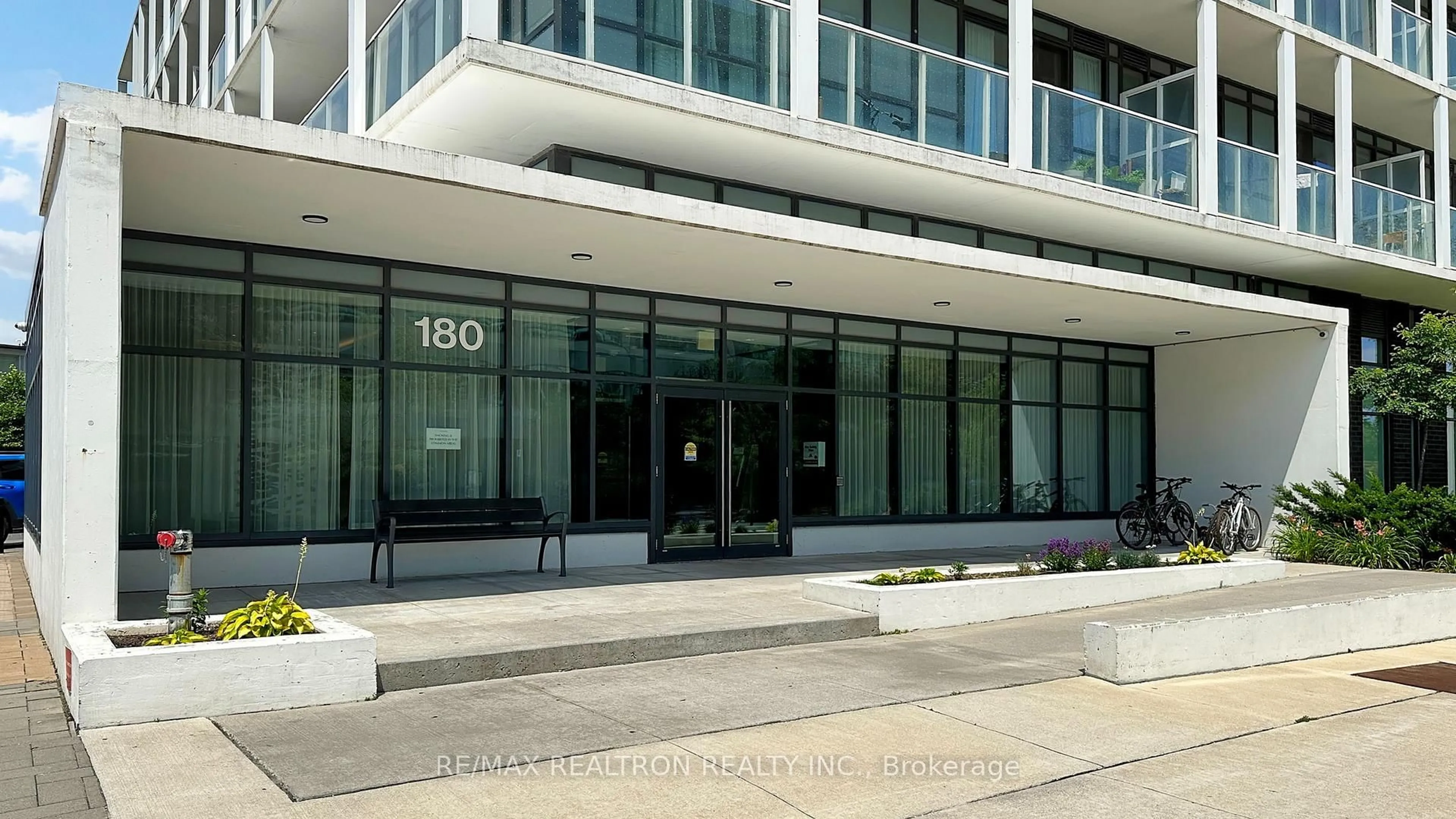 Indoor foyer for 180 Fairview Mall Dr #1605, Toronto Ontario M2J 4T1