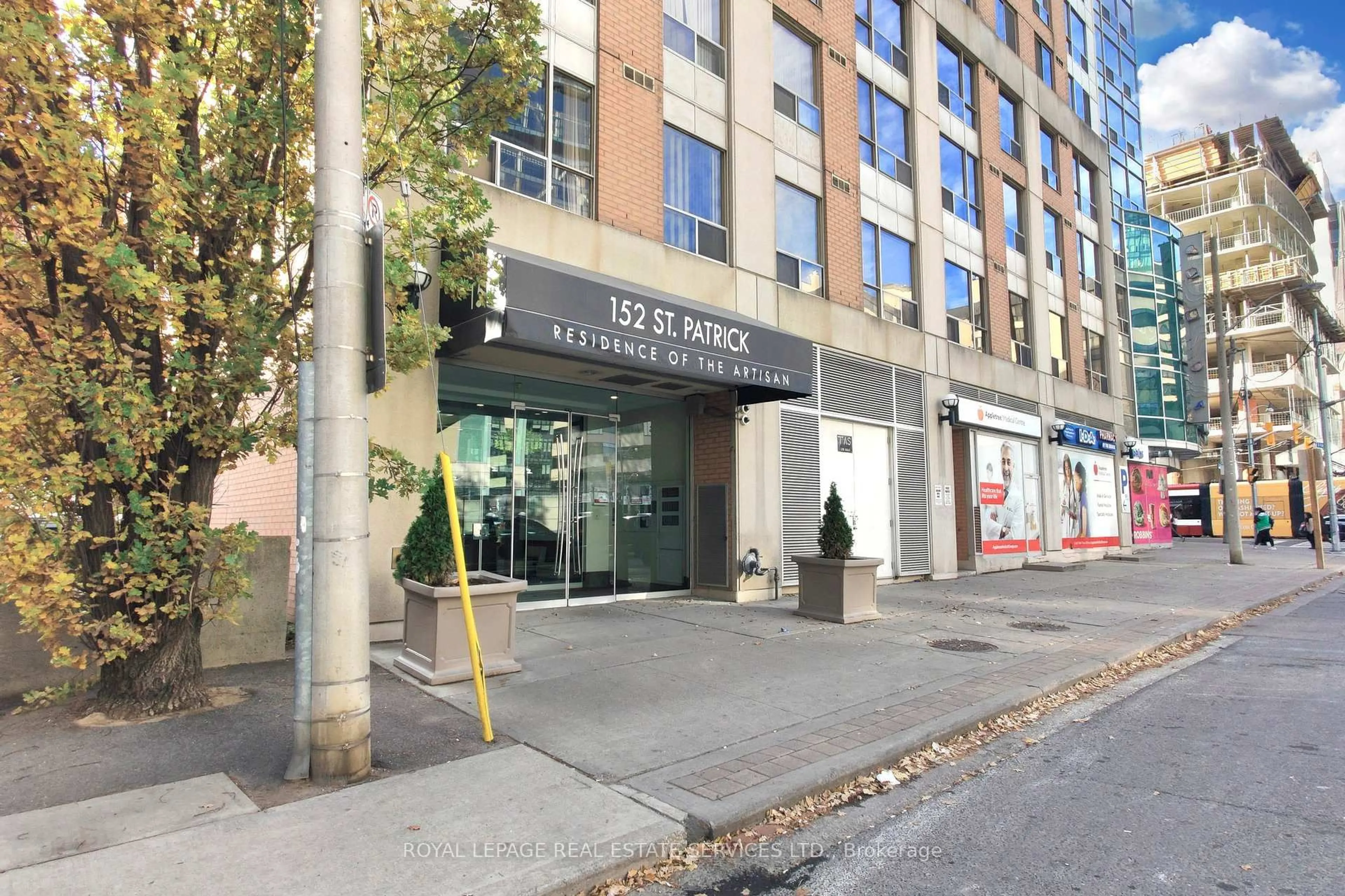 Indoor foyer for 152 St Patrick St #901, Toronto Ontario M5T 3J9