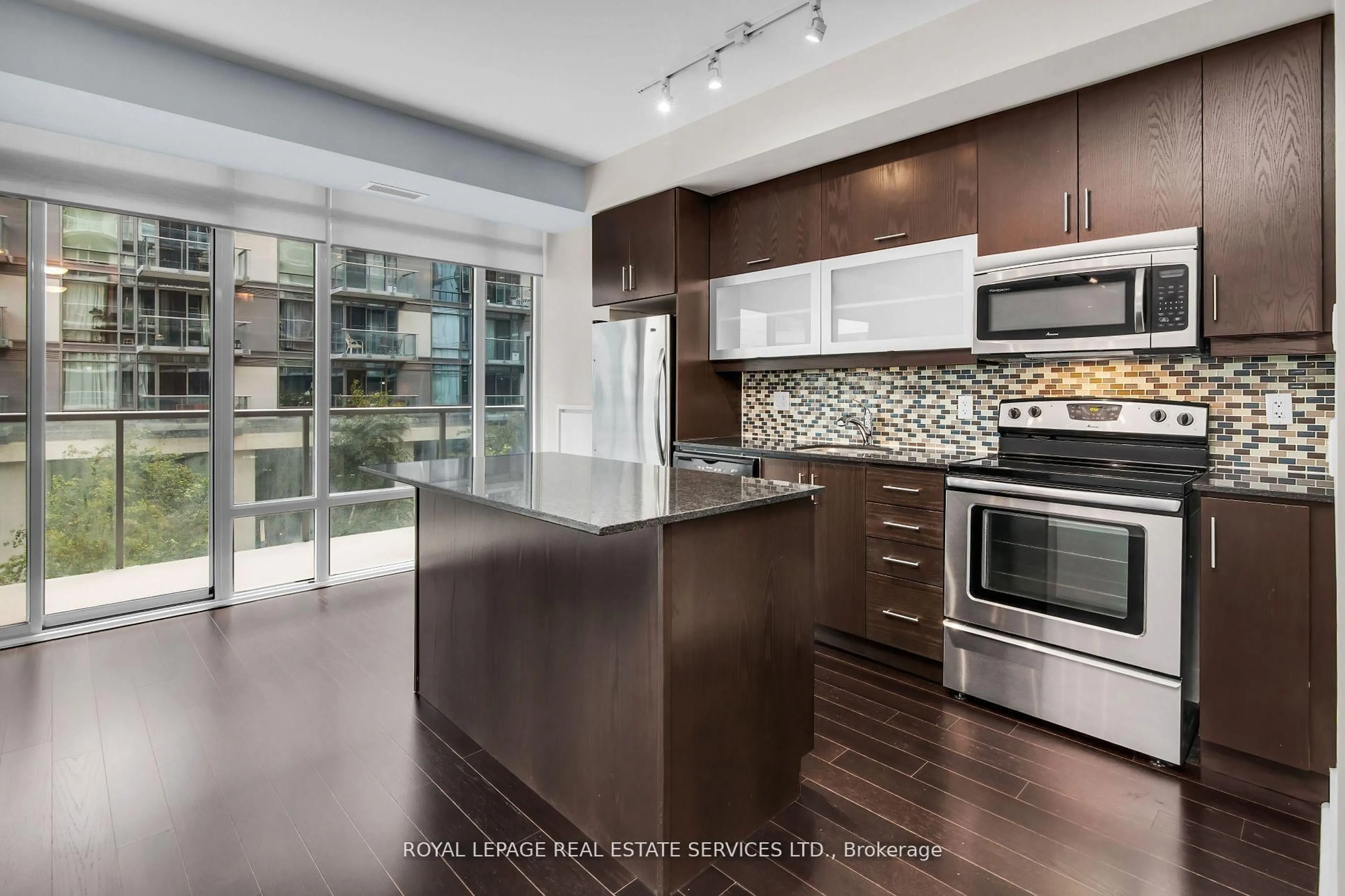 Open concept kitchen, ceramic/tile floor for 90 Stadium Rd #330, Toronto Ontario M5V 3W5