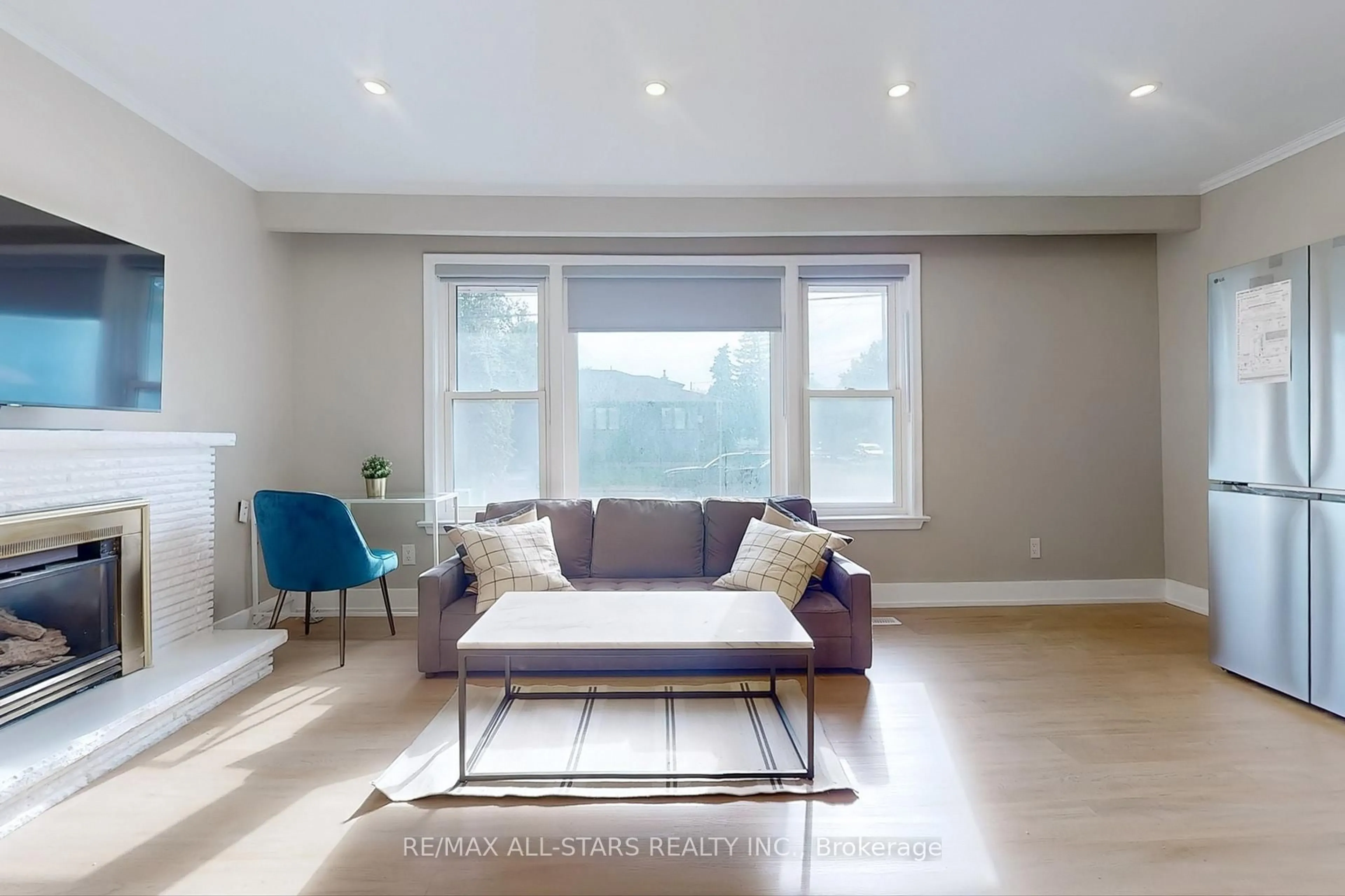 Living room with furniture, wood/laminate floor for 105 Betty Ann Dr, Toronto Ontario M2N 1X1