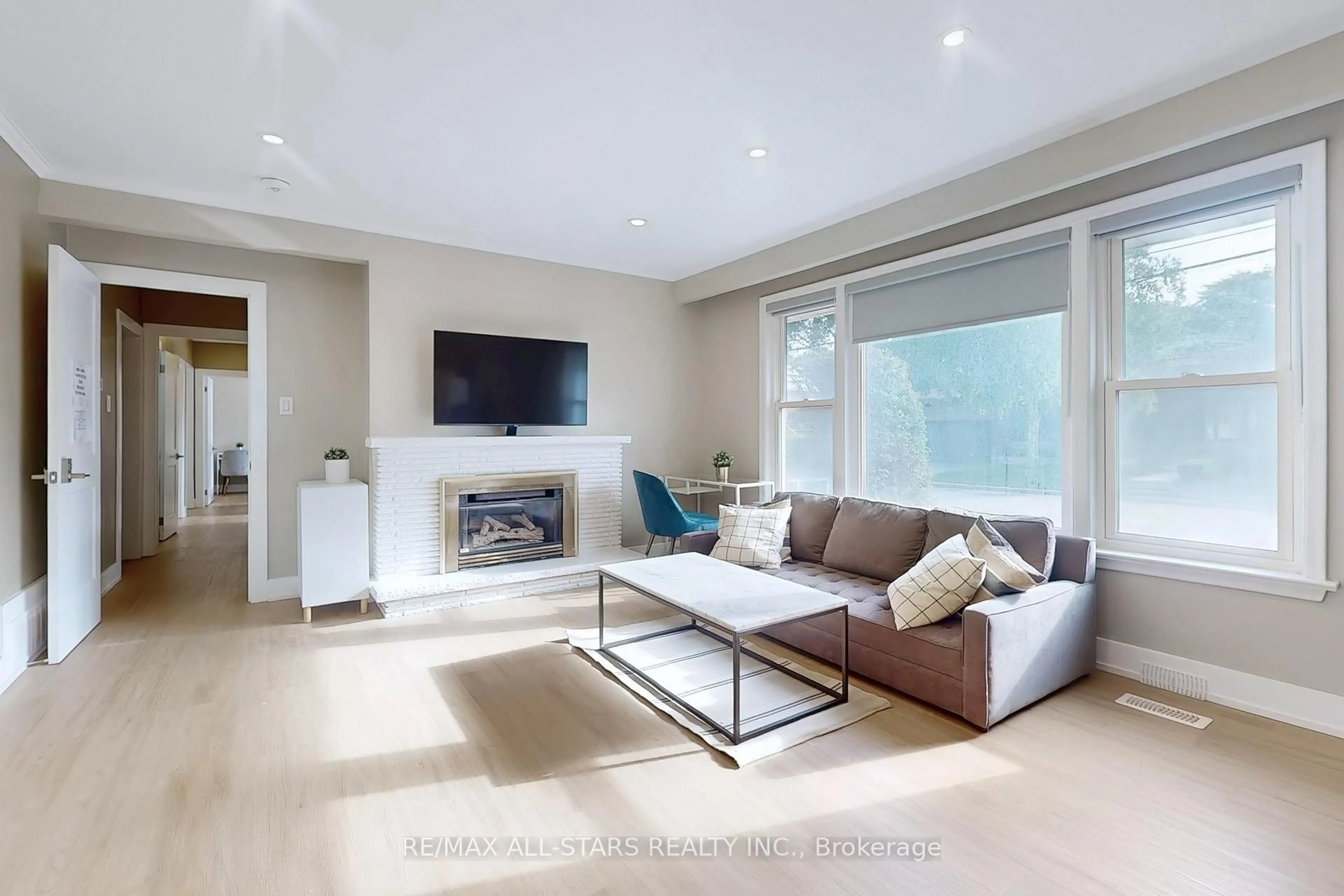 Living room with furniture, unknown for 105 Betty Ann Dr, Toronto Ontario M2N 1X1