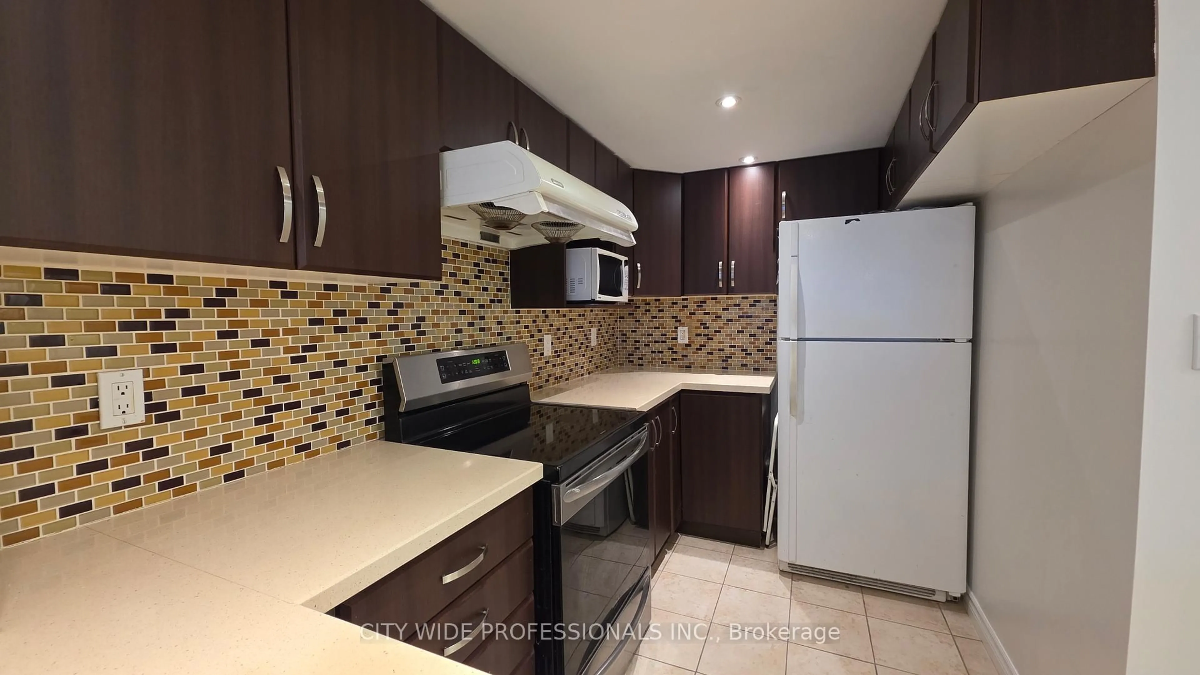 Standard kitchen, ceramic/tile floor for 28 Hollywood Ave #202, Toronto Ontario M2N 6S4