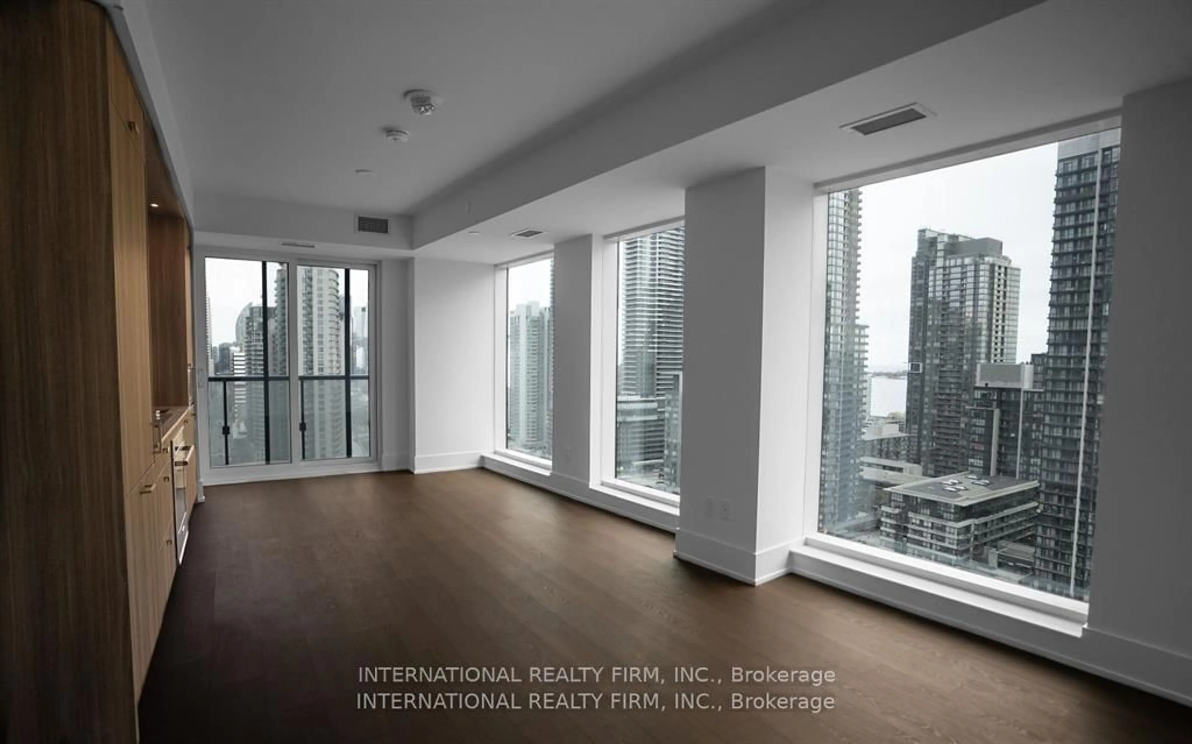 Indoor foyer for 480 FRONT St #1714, Toronto Ontario M5V 0V5