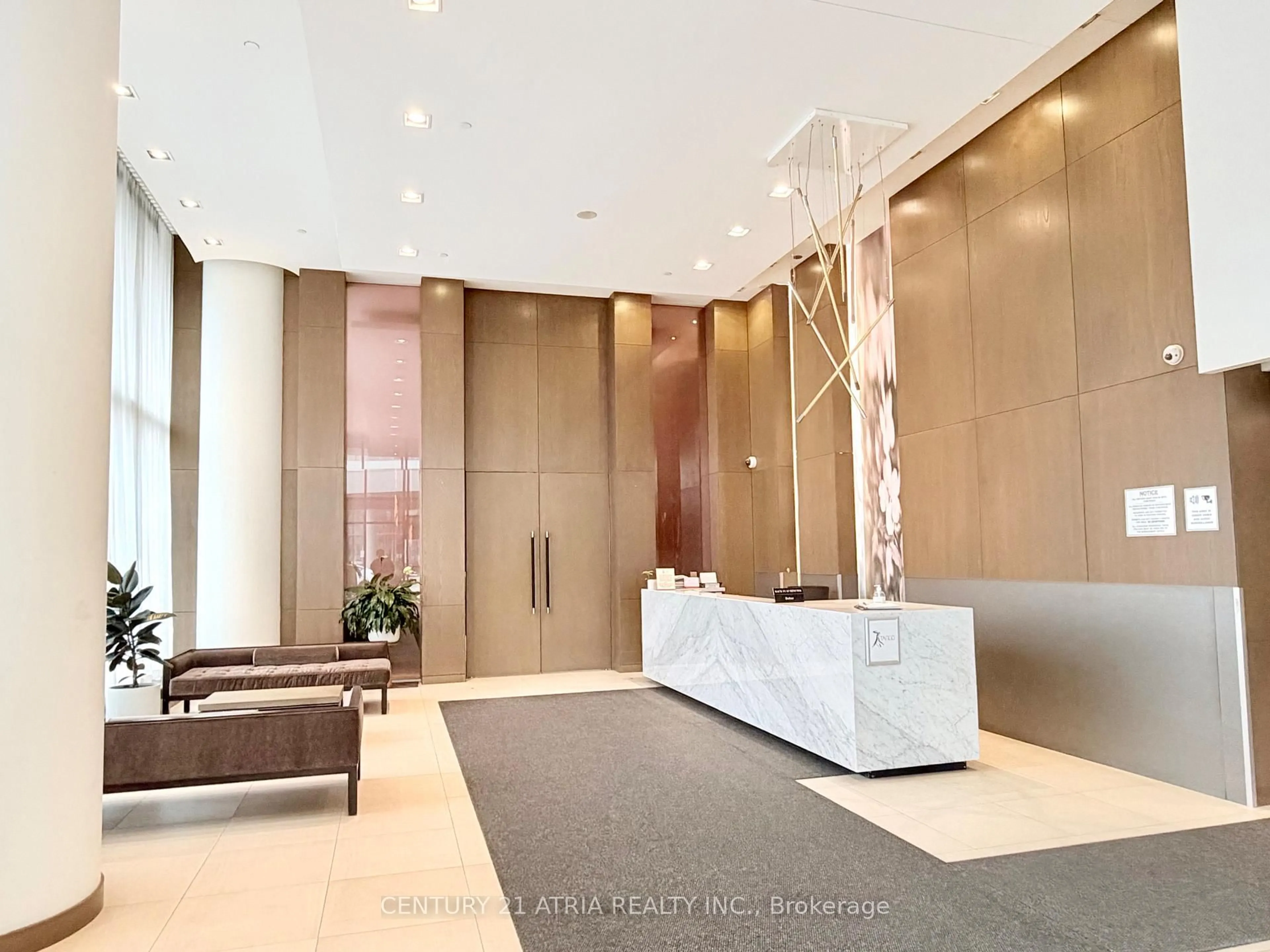 Indoor foyer for 121 McMahon Dr, Toronto Ontario M2K 0C1