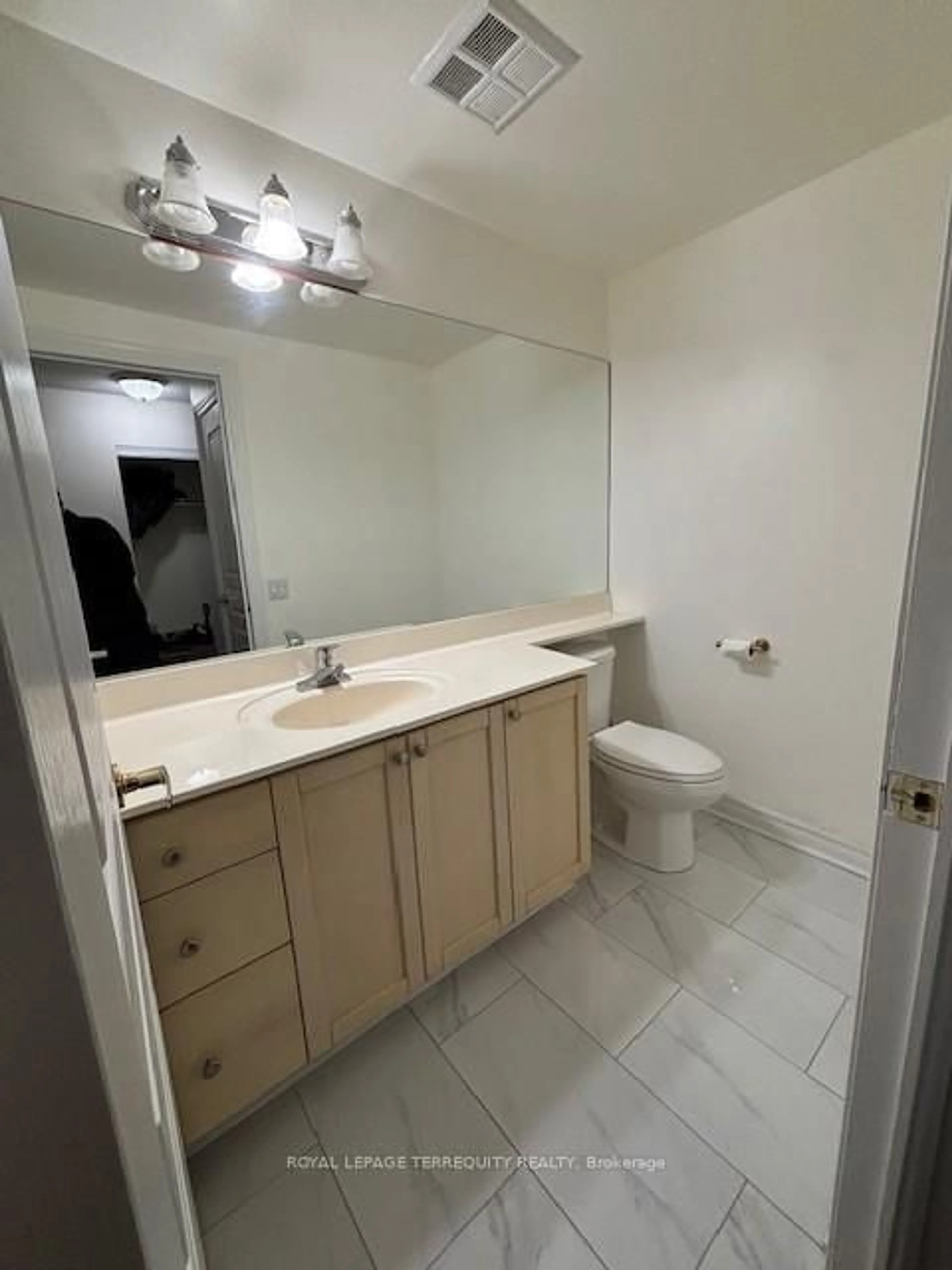 Standard bathroom, unknown for 15 Northtown Way #320, Toronto Ontario M2N 7A2