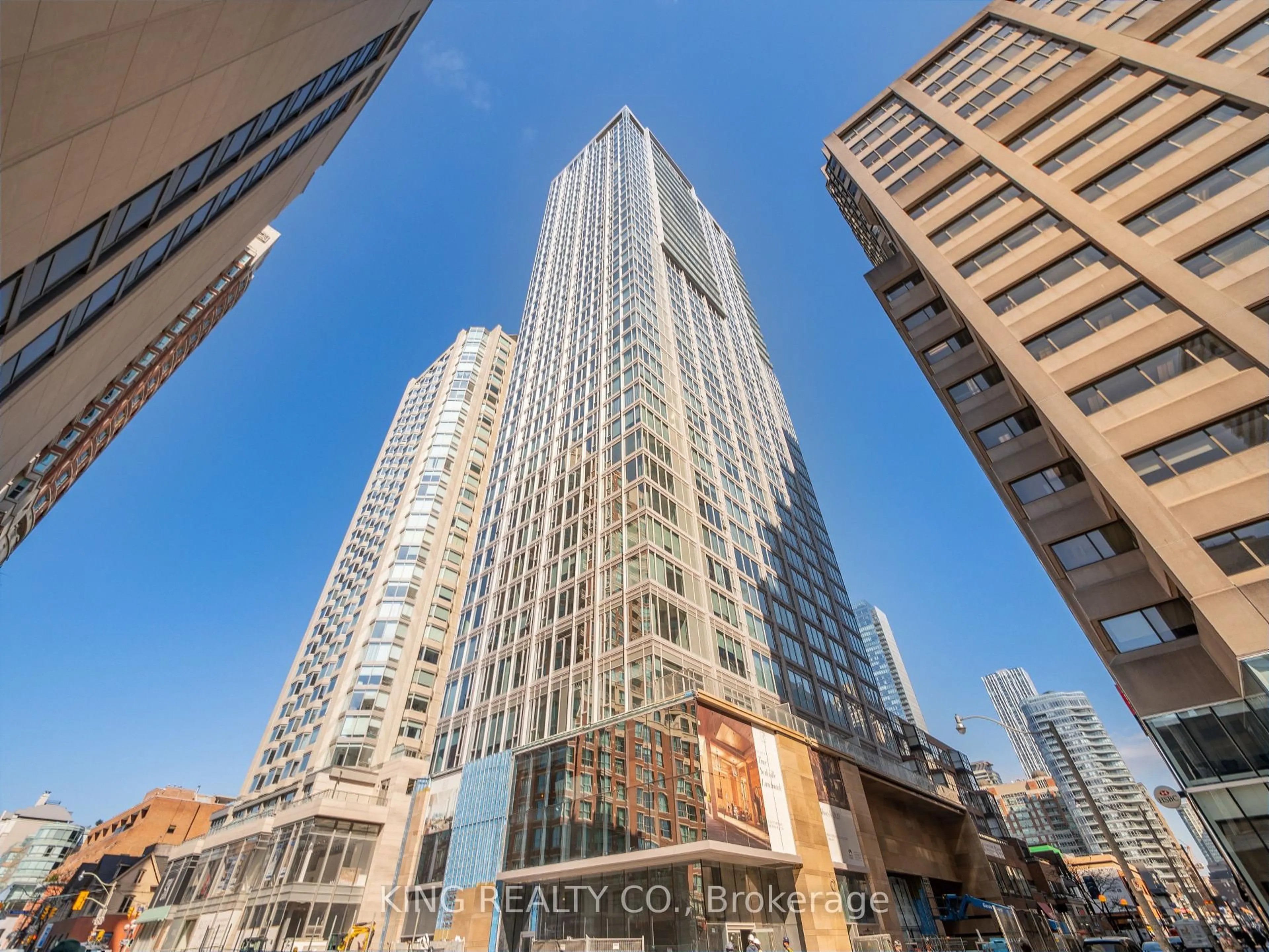 Indoor foyer for 188 Cumberland St #1402, Toronto Ontario M5R 2G3