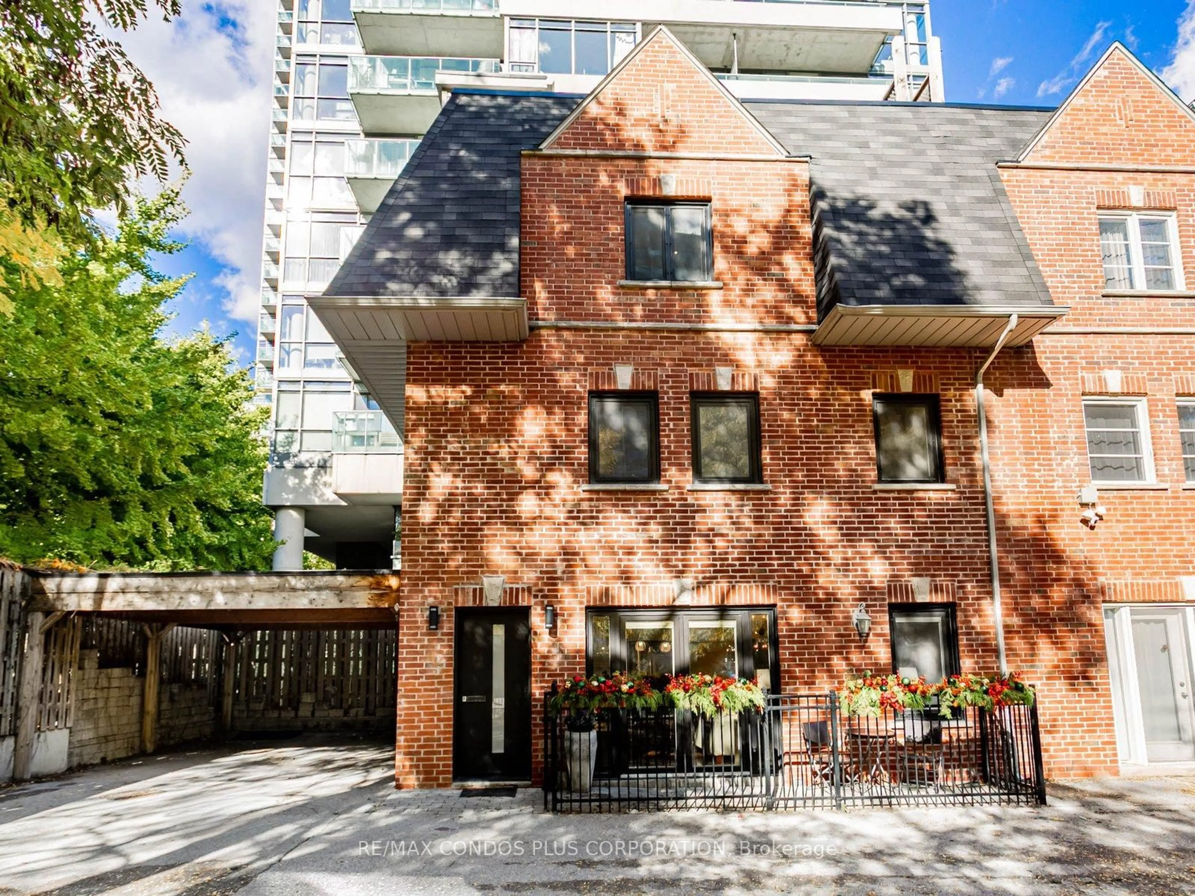 Home with brick exterior material, street for 346 Jarvis St #F, Toronto Ontario M4Y 2G6