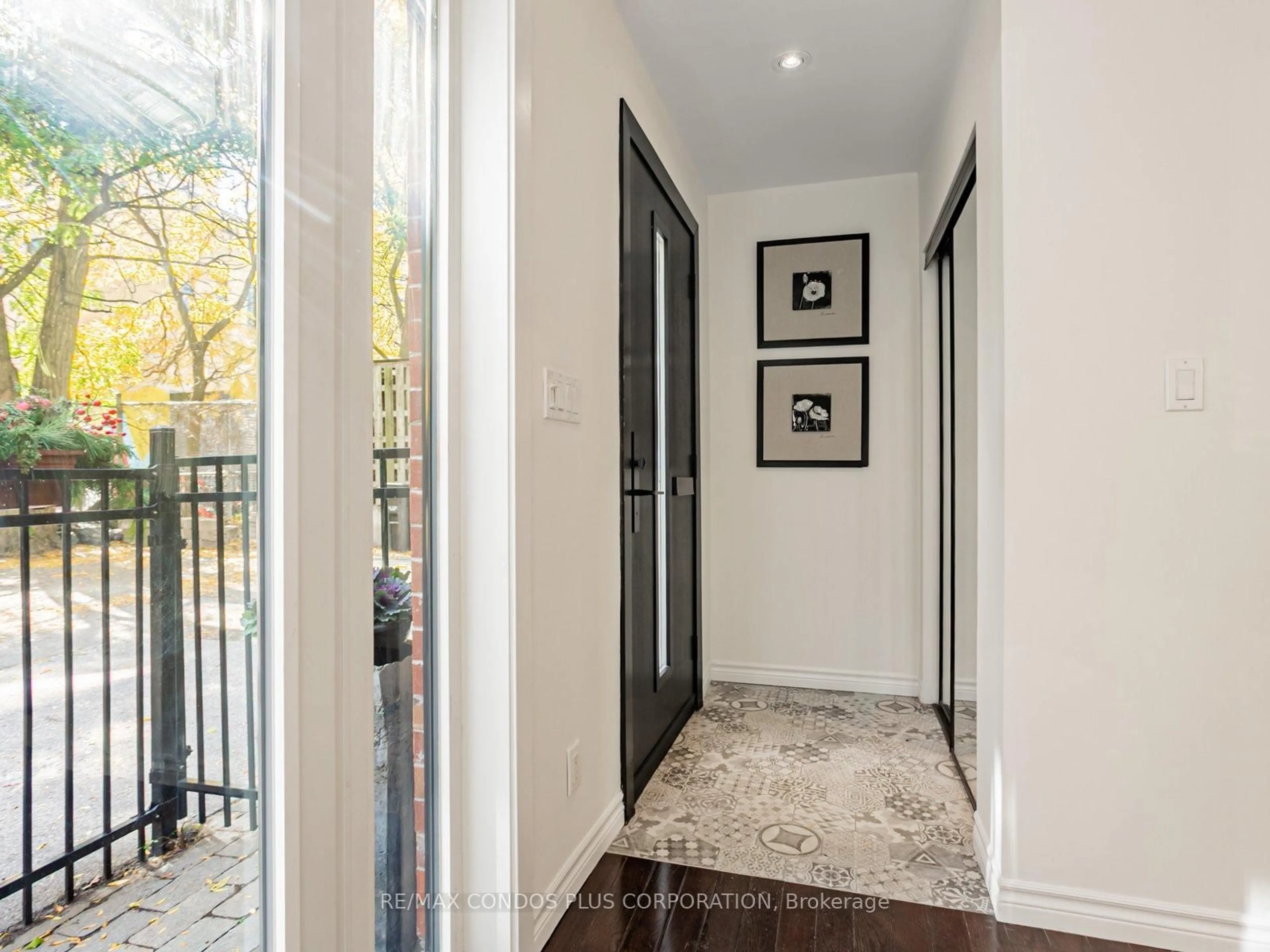 Indoor entryway for 346 Jarvis St #F, Toronto Ontario M4Y 2G6