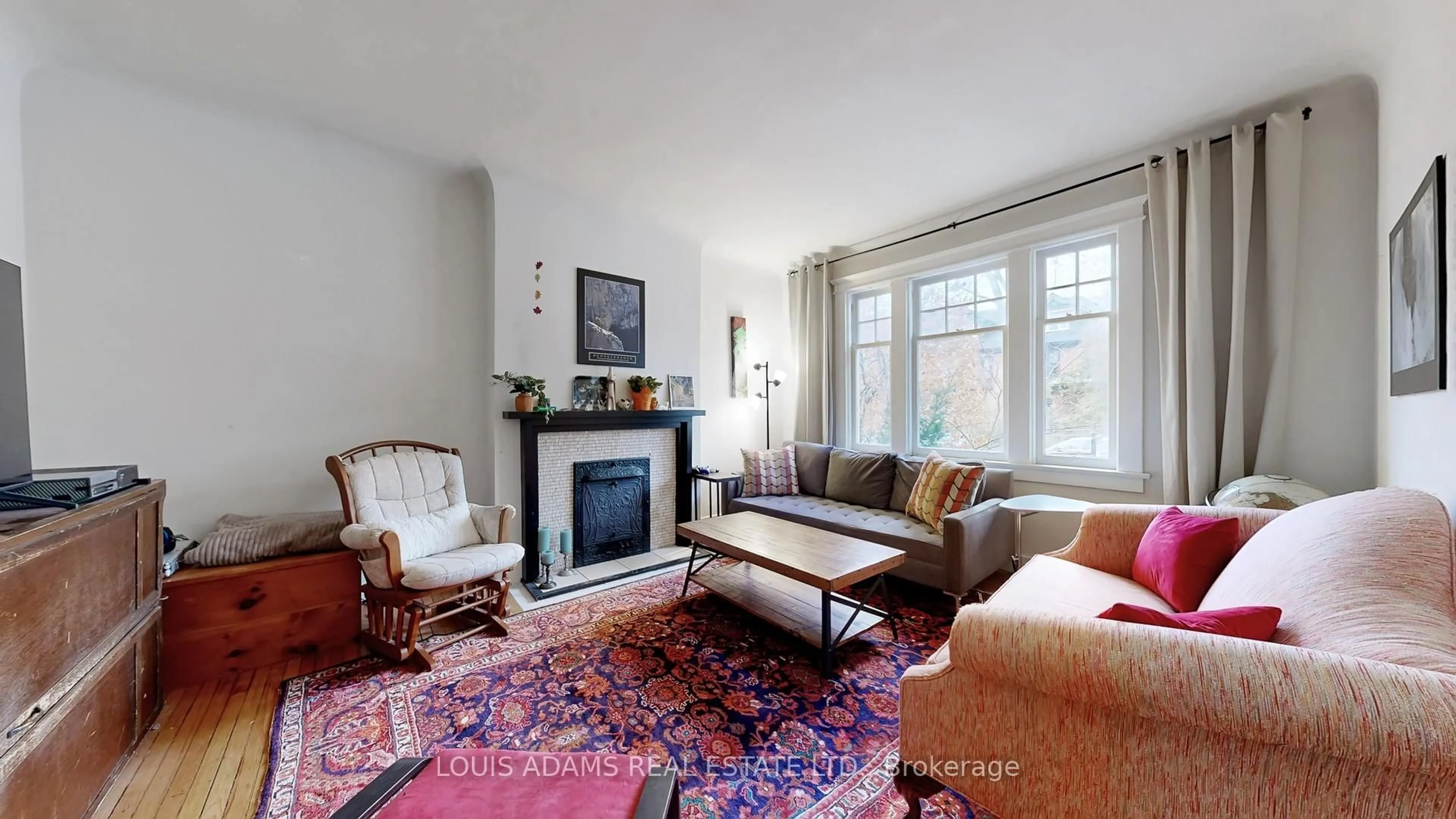 Living room with furniture, carpet floor for 499 Palmerston Blvd, Toronto Ontario M6G 2P2