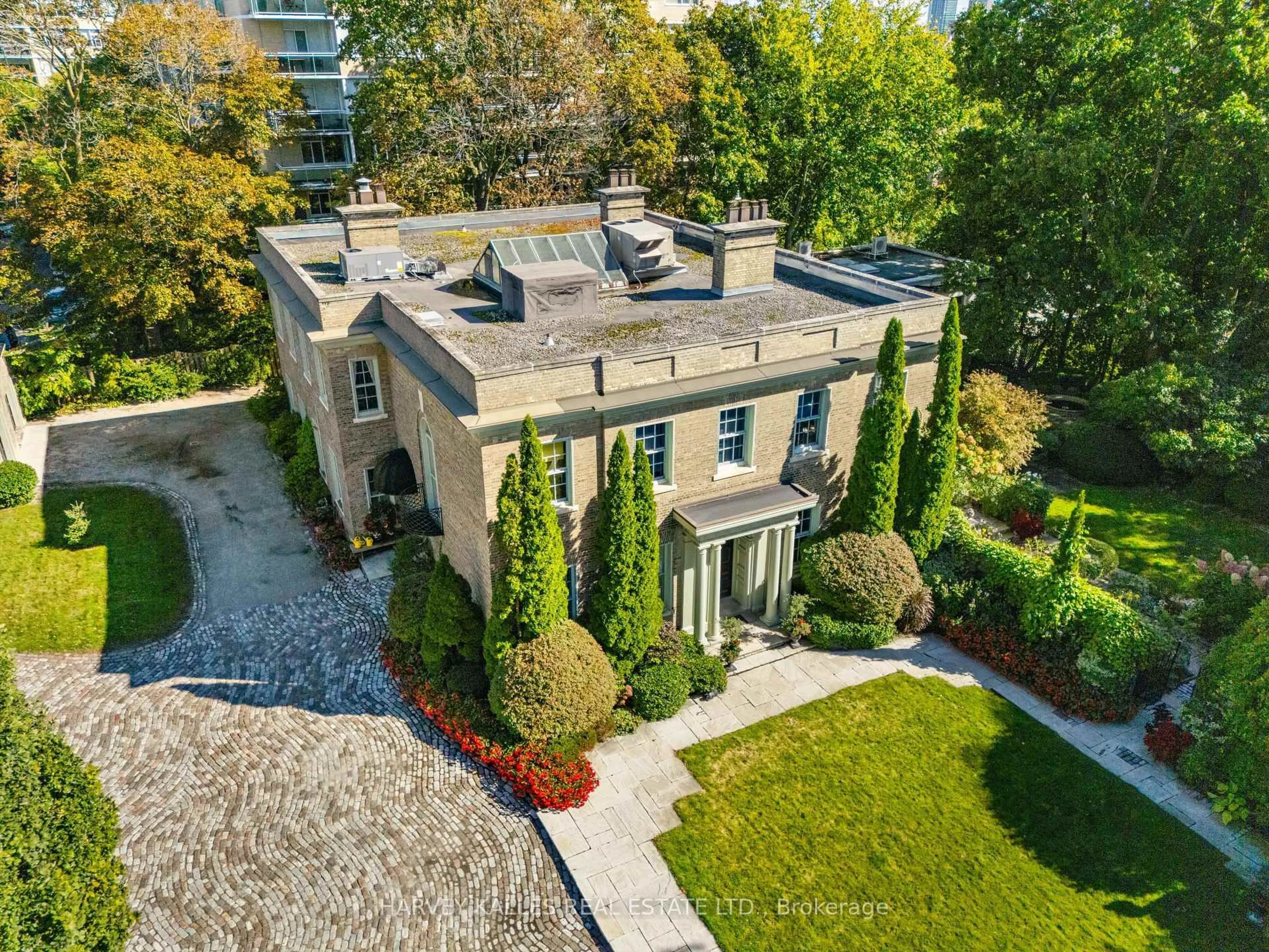 A pic from outside/outdoor area/front of a property/back of a property/a pic from drone, unknown for 1 Edmund Gate, Toronto Ontario M4V 2M1