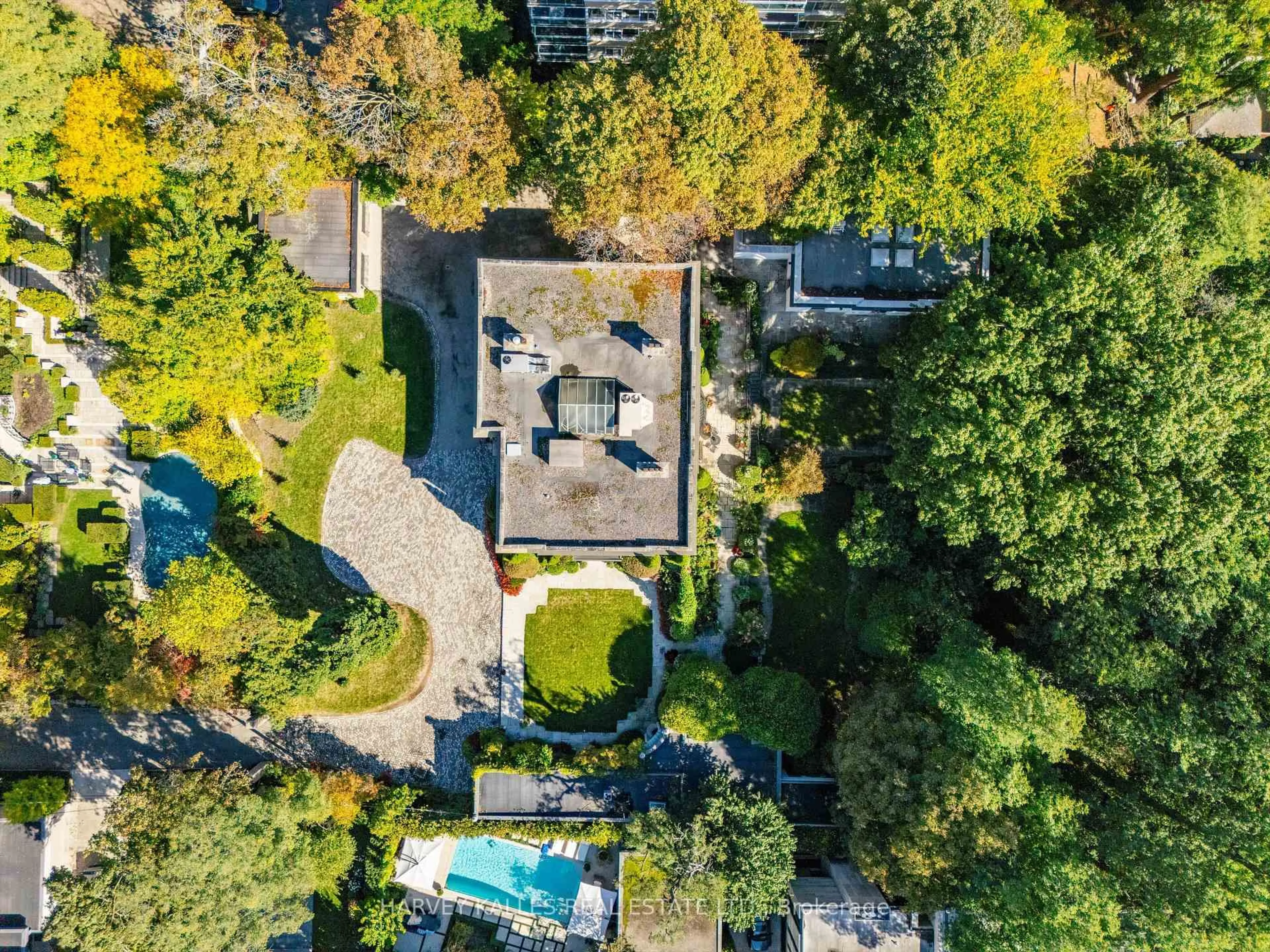 A pic from outside/outdoor area/front of a property/back of a property/a pic from drone, unknown for 1 Edmund Gate, Toronto Ontario M4V 2M1